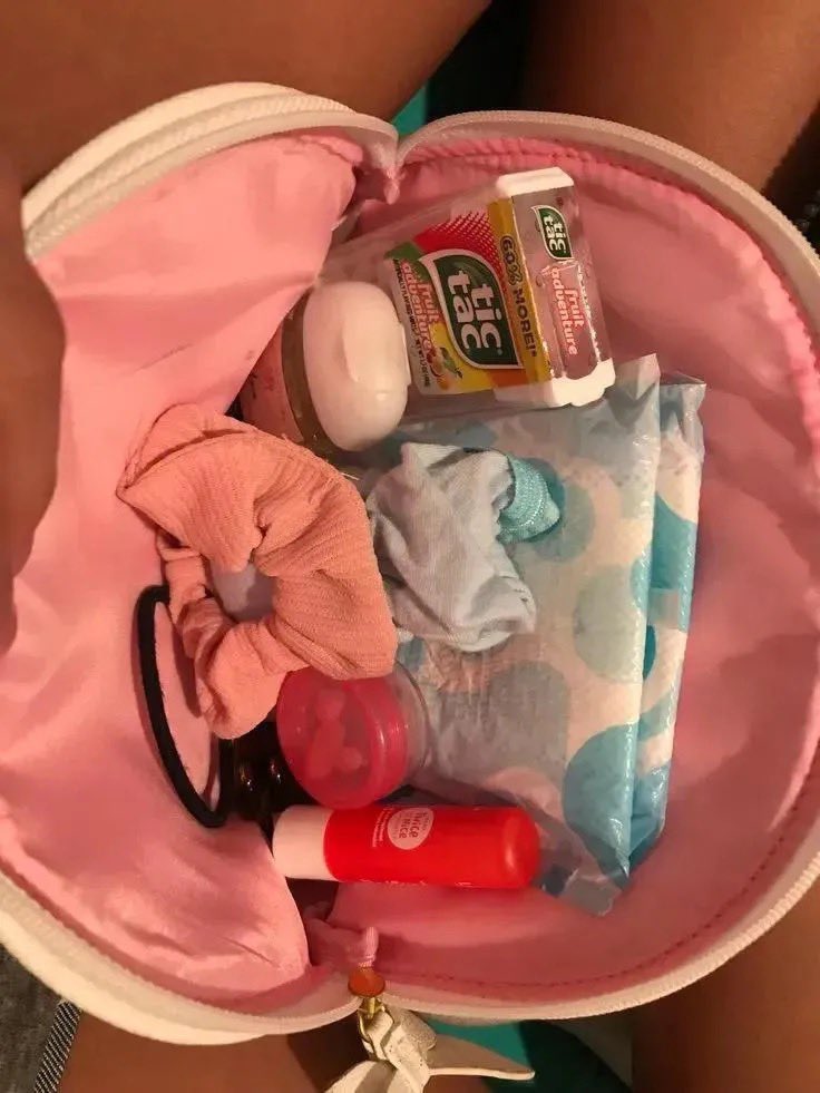 pulseby_M's tweet photo. I swear... I was NOT ready for what I found in one of my student's backpack. I teach after-school tutoring, and one of my students is an 11-year-old girl. She's sweet, always polite, always neatly dressed, and her dad is the one who drops her off and picks her up every single day. A few days ago, I accidentally sent a message to our parents' group saying, "Moms, don't forget to pack your kids' snacks and water bottles." A few minutes later, her dad privately messaged me.￼