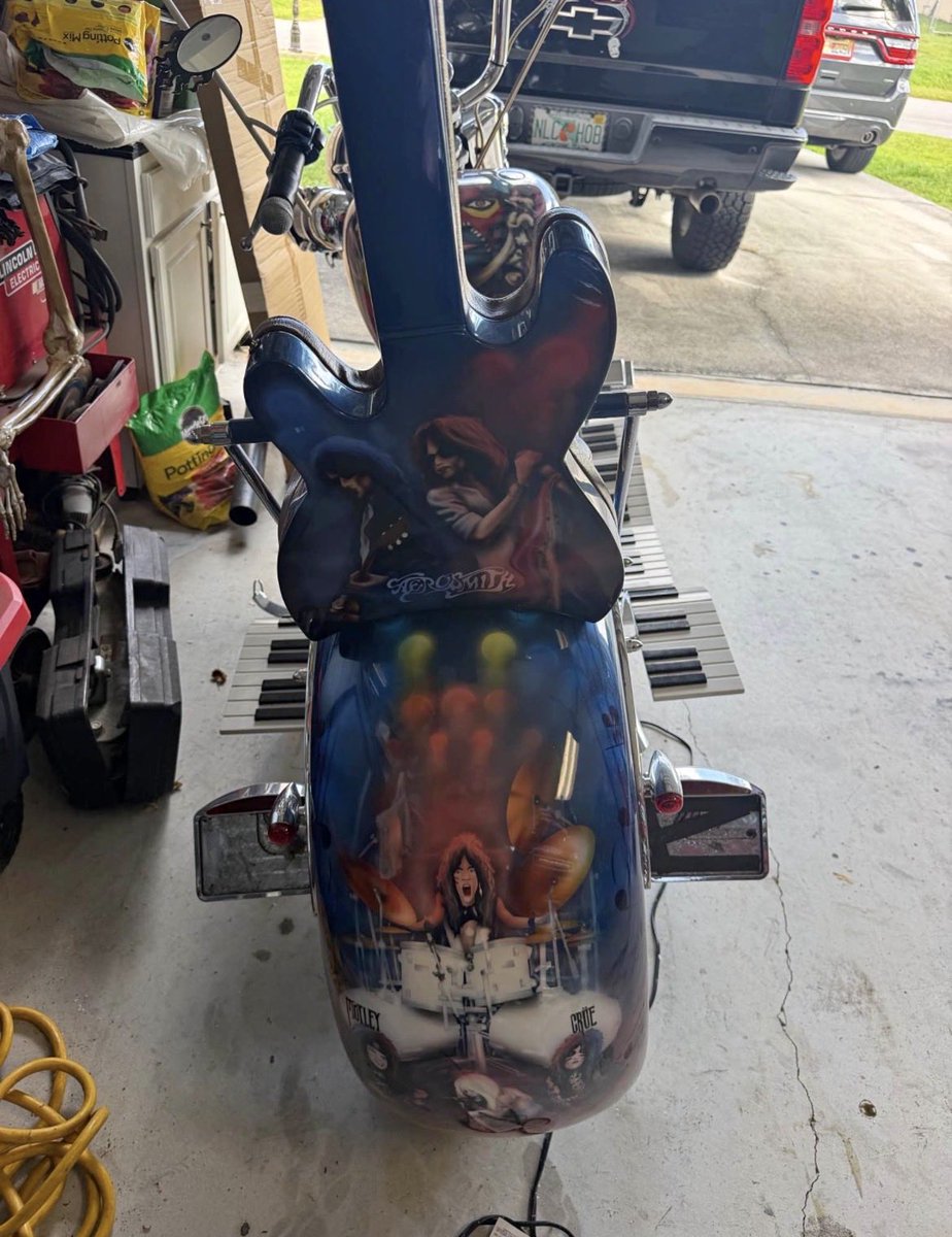 guitartech33's tweet photo. Check out those running boards and the S type sissy bar. Someone put a lot of time into this bike. 

FYI, this bike is for sale on FB mktplace in Vero Bch, FL
It is not mine. https://t.co/5jcD5pYON0