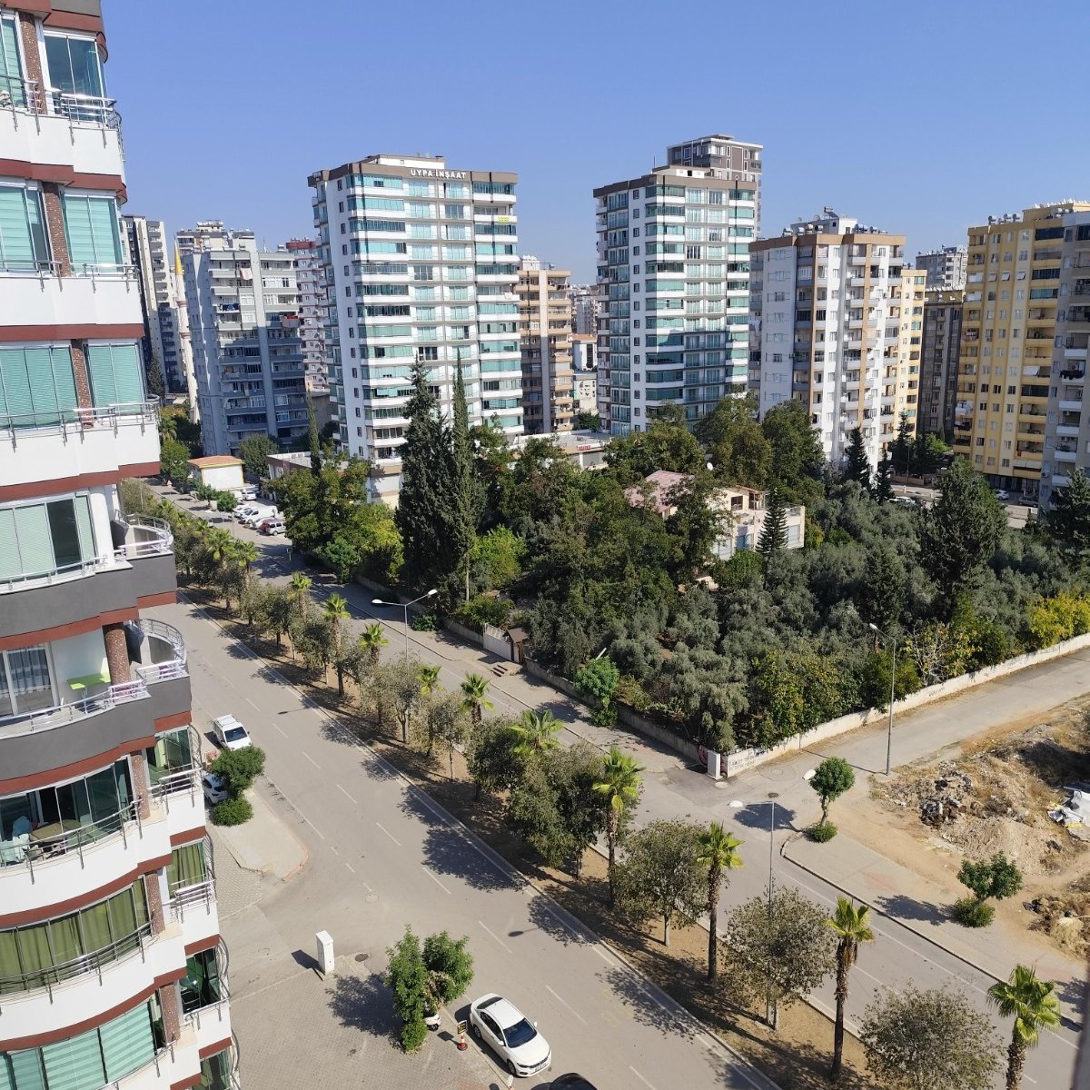 Mimariietkiler's tweet photo. Adana'da şehrin ortasında direnen bir müstakil ev: https://t.co/u6ubf5WD5u