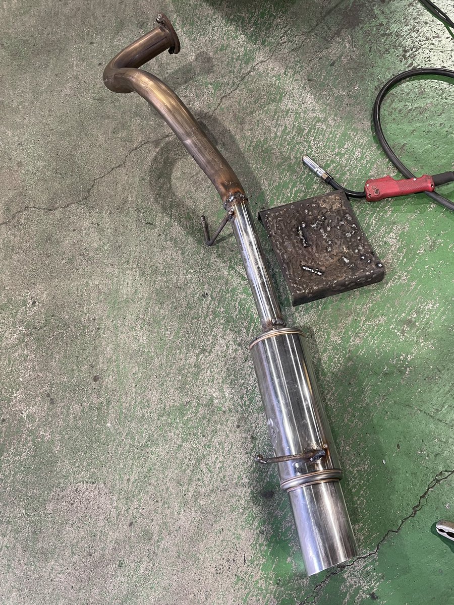 ore_stroker's tweet photo. コンフォートのレスポンスを上げるべく、マフラーを作ったぞい。
適当に切って溶接して完成。
TIGを借りたら調子が悪く、友人にMIGで付けてもらった。
仮付けでは良い位置だったけど、熱で引っ張られたのか右にズレたり。
ま、カッコ良く見えるからいいけど。

レスポンス？
殆ど変わらず…Σ(-᷅_-᷄๑) https://t.co/LmYxnElFr2