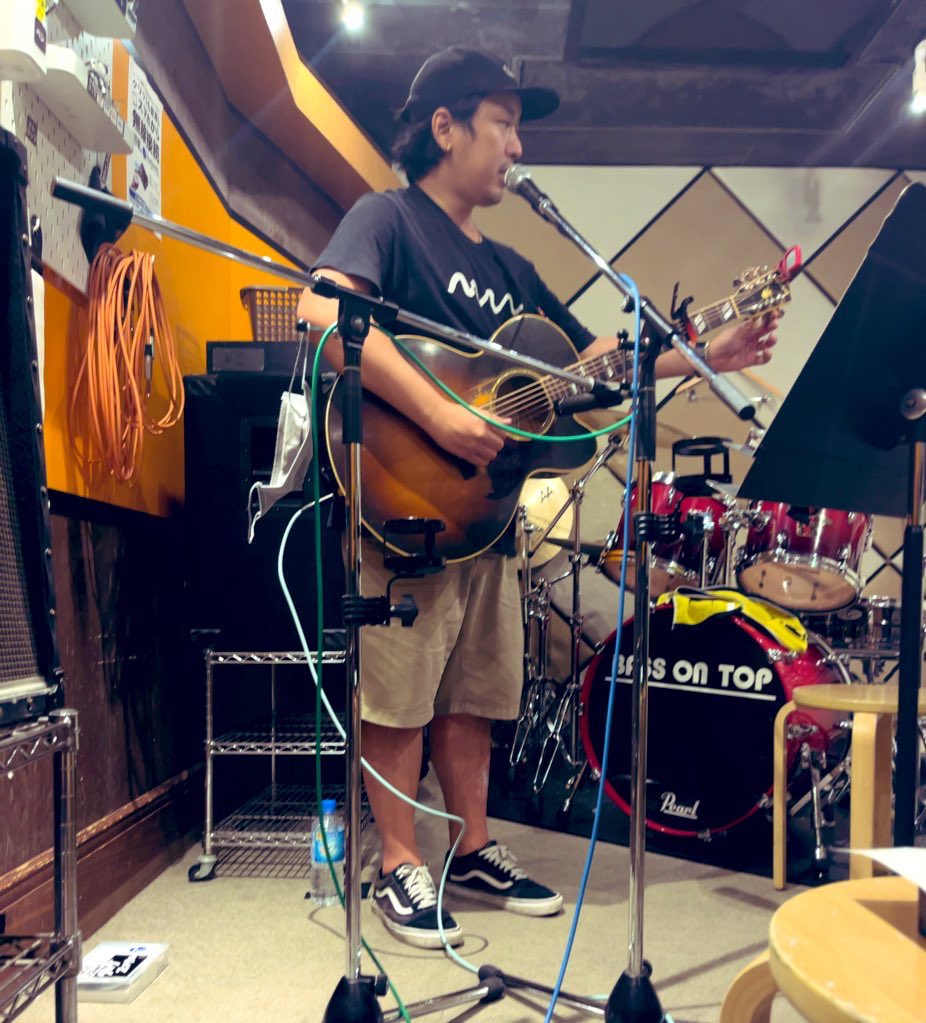 tum310tum's tweet photo. りょうさんとりょうたさんと
3人でスタジオに入って
レコーディングに参加させてもらった記憶が ついこの間の事のように鮮明に思い浮かびます

りょうさんのハニームーンという曲に
私も一緒に歌わせてもらっています！
りょうさんの歌がたくさんの人達に
届いて欲しいです！！！是非！！ https://t.co/SSvFlD1SbR