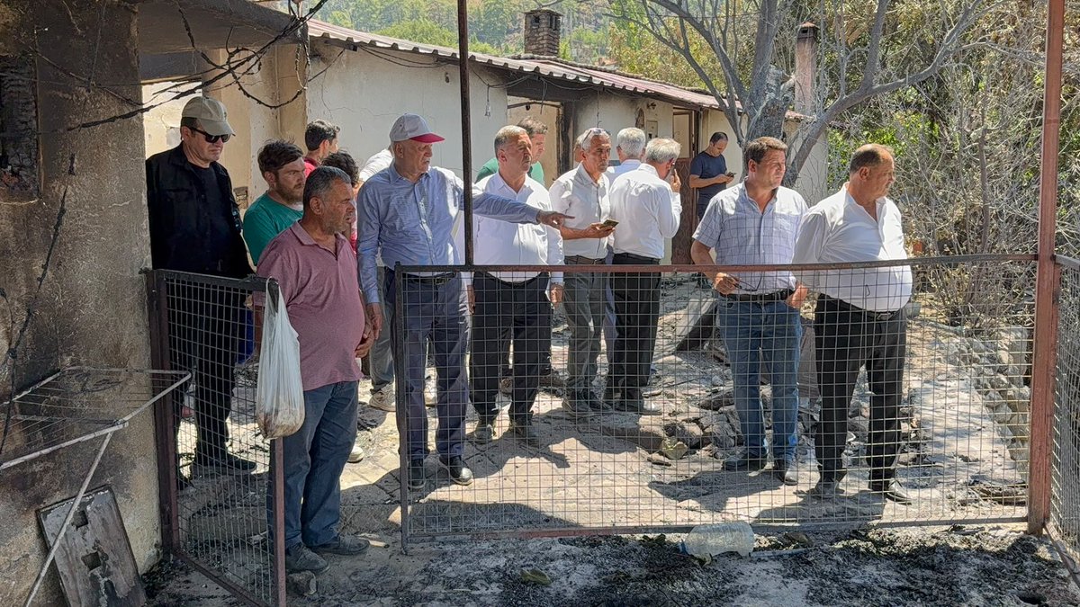 semsibayraktar's tweet photo. Seydikemer'de yangından etkilenen Dere Mahallesi'ni ziyaret ederek vatandaşlarımızla bir araya geldik.
Yangında kullanılamaz hale gelen evleri, zarar gören zeytin bahçelerini ve hayvancılıkla uğraşan vatandaşlarımızın yem ile saman stoklarında meydana gelen kayıpları yerinde inceledik.
Yaraların en kısa sürede sarılmasını temenni ediyor, yangından etkilenen tüm vatandaşlarımıza geçmiş olsun dileklerimi iletiyorum.