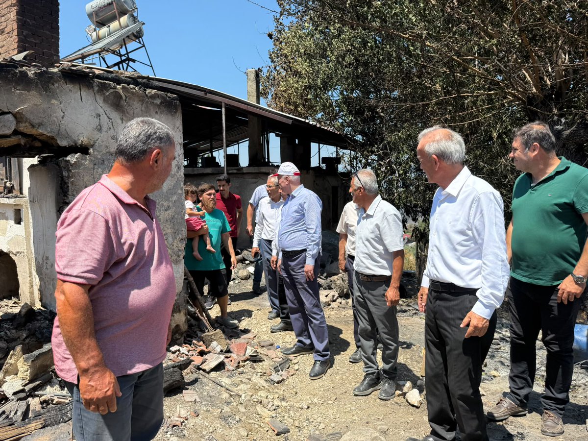 semsibayraktar's tweet photo. Seydikemer'de yangından etkilenen Dere Mahallesi'ni ziyaret ederek vatandaşlarımızla bir araya geldik.
Yangında kullanılamaz hale gelen evleri, zarar gören zeytin bahçelerini ve hayvancılıkla uğraşan vatandaşlarımızın yem ile saman stoklarında meydana gelen kayıpları yerinde inceledik.
Yaraların en kısa sürede sarılmasını temenni ediyor, yangından etkilenen tüm vatandaşlarımıza geçmiş olsun dileklerimi iletiyorum.