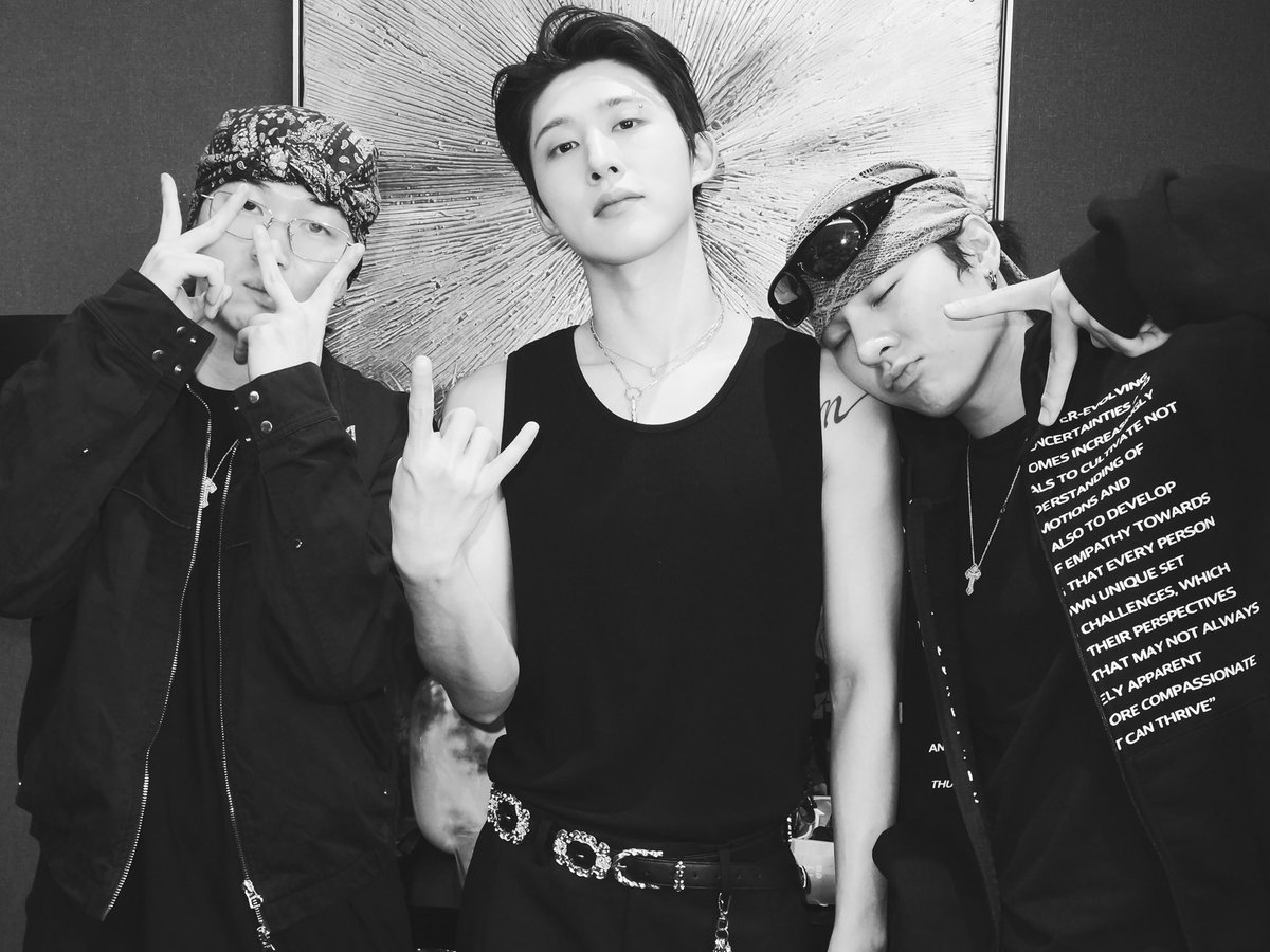 kungii_1022's tweet photo. อเล็กซ์ลงรูปตอนไปทัวร์คอนกับฮันบินอีกแล้ว คิดถึงอ่ะเนอะ ลงเป็นสิบๆ รูปเลย น่าร้ากก https://t.co/zYlNXMM7dm