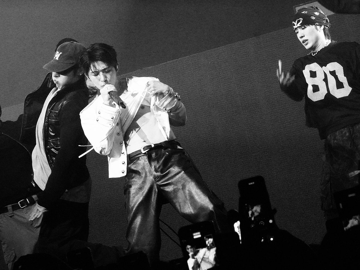 kungii_1022's tweet photo. อเล็กซ์ลงรูปตอนไปทัวร์คอนกับฮันบินอีกแล้ว คิดถึงอ่ะเนอะ ลงเป็นสิบๆ รูปเลย น่าร้ากก https://t.co/zYlNXMM7dm