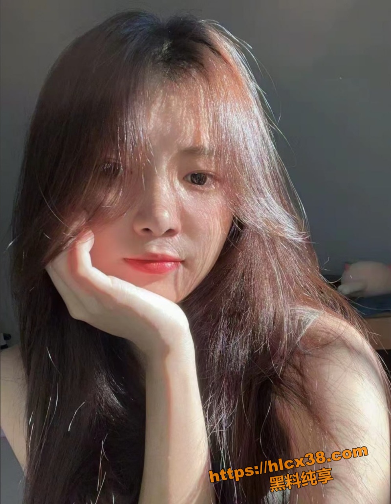 futejia01's tweet photo. 浙江嘉兴20岁云南女孩 小怡 发现男友出轨后反被拘禁 求助家人后从18层跳下奇迹生还

直达链接：https://t.co/CB9F6Lv8Z7

#浙江嘉兴小怡坠楼事件 #20岁云南女孩跳楼事件 #云南小怡事件 #云南小怡详细 #云南小怡18楼生还 #20岁女孩从18楼坠落奇迹生还 #云南女孩被非法拘禁事件 https://t.co/pDuBbZpoKz