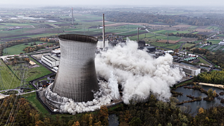 MarioNawfal's tweet photo. 🇩🇪 Germany made one of the most extraordinary energy decisions in modern history.

In 2023, just as Europe was scrambling to replace Russian gas after it imposed sanctions on Moscow, Germany shut down its last nuclear reactors.

It sounds too stupid to be true, but it is. 

For more than a decade, Germany was exporting as much as 50 terawatt hours of electricity a year.

Today, it imports around 20 to 30 terawatt hours.

Meanwhile, France kept its nuclear power, recovered from its 2022 outages, and is now exporting around 90 terawatt hours of electricity, an all-time high.

The contrast is hard to ignore.

One country shut down reliable power in the middle of an energy crisis.

The other is now selling electricity to the rest of Europe.

Sources: Oxford Economics, Haver Analytics / Writer: Mhedi