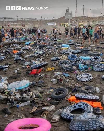 JFCalero's tweet photo. Mientras todo esto pasa y normaliza poco a poco, no se habla lo suficiente aún de la calaña y bajeza moral de un estado, Marruecos, cuya élite es capaz de sacrificar la vida de 70 súbditos (que se sepa y de momento) para cometer una tropelía ilegal y de inequívocos tintes infantilistas contra el vecino, España. 

Sólo por eso, España debería de expulsar a la embajadora, cortar relaciones y empezar a levantar un muro entre occidente y la barbarie, mientras vamos preguntando a los socios y cómplices que miran para otro lado cuál es el plan (EEUU, Israel, Europa). 

España también puede tener buenos aliados en la zona. Como Argelia, cuyo gas mueve medio sur de Europa. España también tiene un caño de gas hacia Marruecos que se puede acabar estropeando. 

Eso, claro, en un mundo de gominola en el que España tiene un gobierno fuerte que hace vale su tamaño, peso e historia, y no sigue viviendo rehén de su presiente, y por extensión de su gobierno.