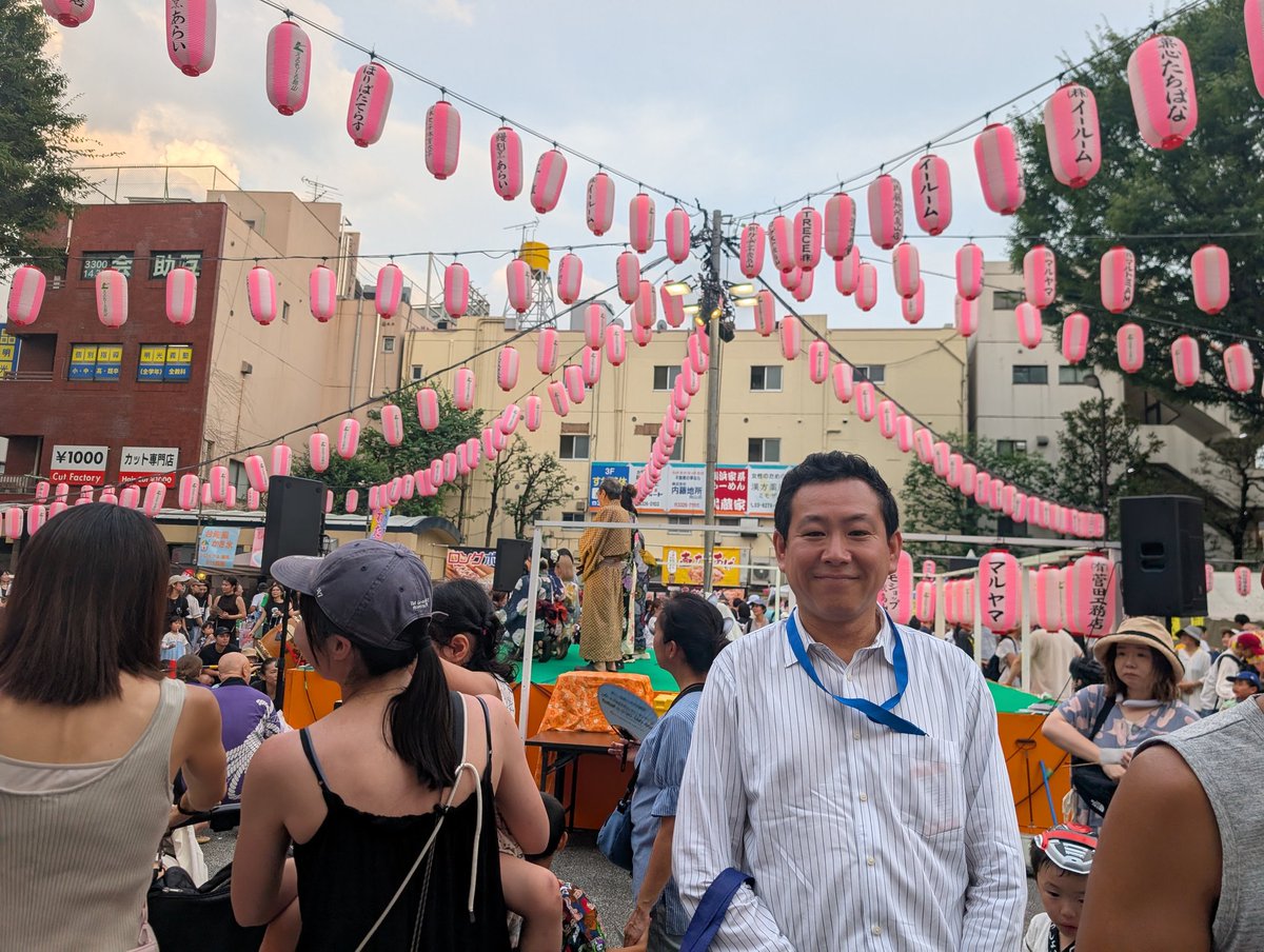 mana_setagaya's tweet photo. 烏山区民センター前広場の夏まつり2日目。受付では自民党以外は来ないでくれと言われながらも小学生の頃から参加している夏まつりとあって本日も見学。その後は山口拓前都議の盆踊りまわりに同行。2枚目の写真は龍雲寺の盆踊り。住職は世田谷学園の大先輩です。#烏山区民センター #夏まつり #龍雲寺 https://t.co/NNkve2uJ0I