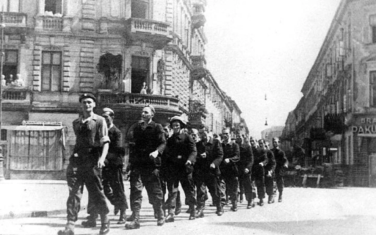 iworyn's tweet photo. @gabriel_maciej Połowa sierpnia 1944 roku, róg Chmielnej i Szpitalnej. Oddział Osłonowy Wojskowych Zakładów Wydawniczych, autor trzeci z lewej.🫡 https://t.co/6MfdZxUtUB