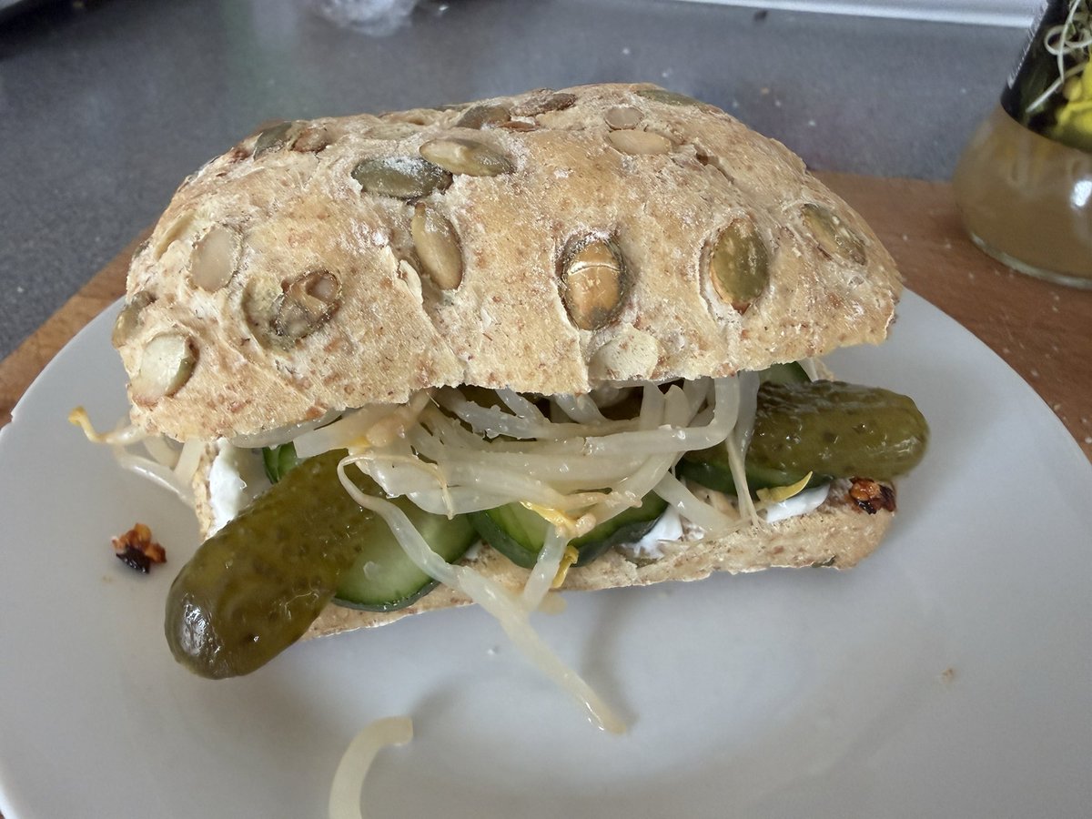 kidnapped_teddy's tweet photo. Pimped up cucumber sandwich #VeganAF
Sunflower seed roll๐ป ๐ฅ
#Vegan mayo
Cucumber ๐ฅ
Gherkin ๐ฅ
Pickled mung bean sprouts
Chilli crunch ๐ถ๏ธ
#GoVegan https://t.co/GnOBNeZCoN