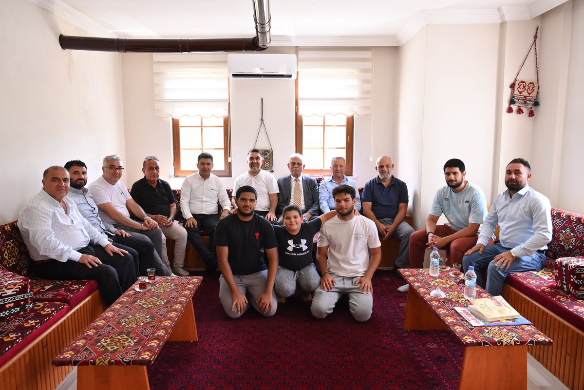 Hibrahimkursun's tweet photo. Ulaştırma ve Altyapı Bakan Yardımcımız Osman Boyraz ile birlikte Gürün’de komşularımızla kahvaltı programında bir araya geldik.

Gönül soframızda hoş sohbetleri ve samimi muhabbetleriyle bizlerle olan tüm hemşehrilerimize teşekkür ediyorum.🌸 https://t.co/KJ8wuNeh1D