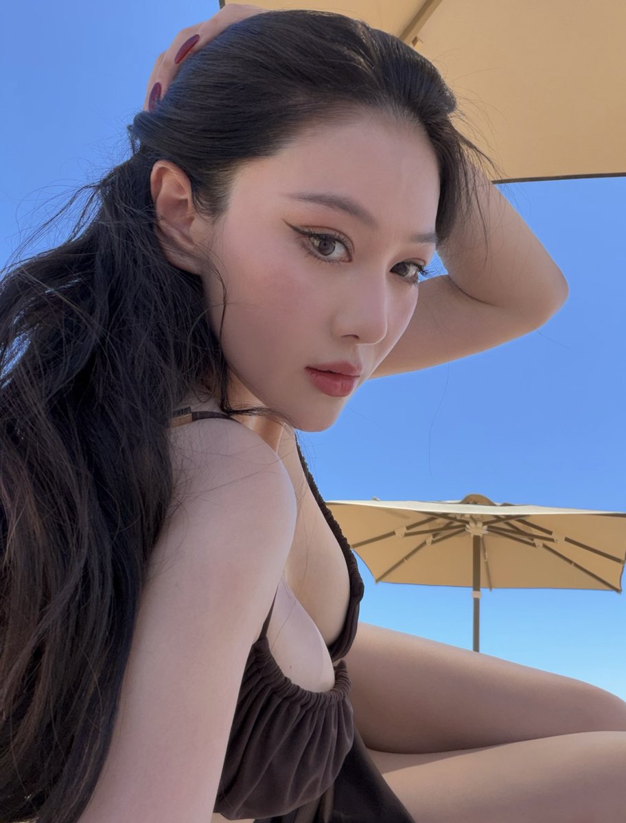 LotteAtun's tweet photo. 张馨予海边穿泳衣秀身材，人间尤物啊 https://t.co/sL9XOGXGcc