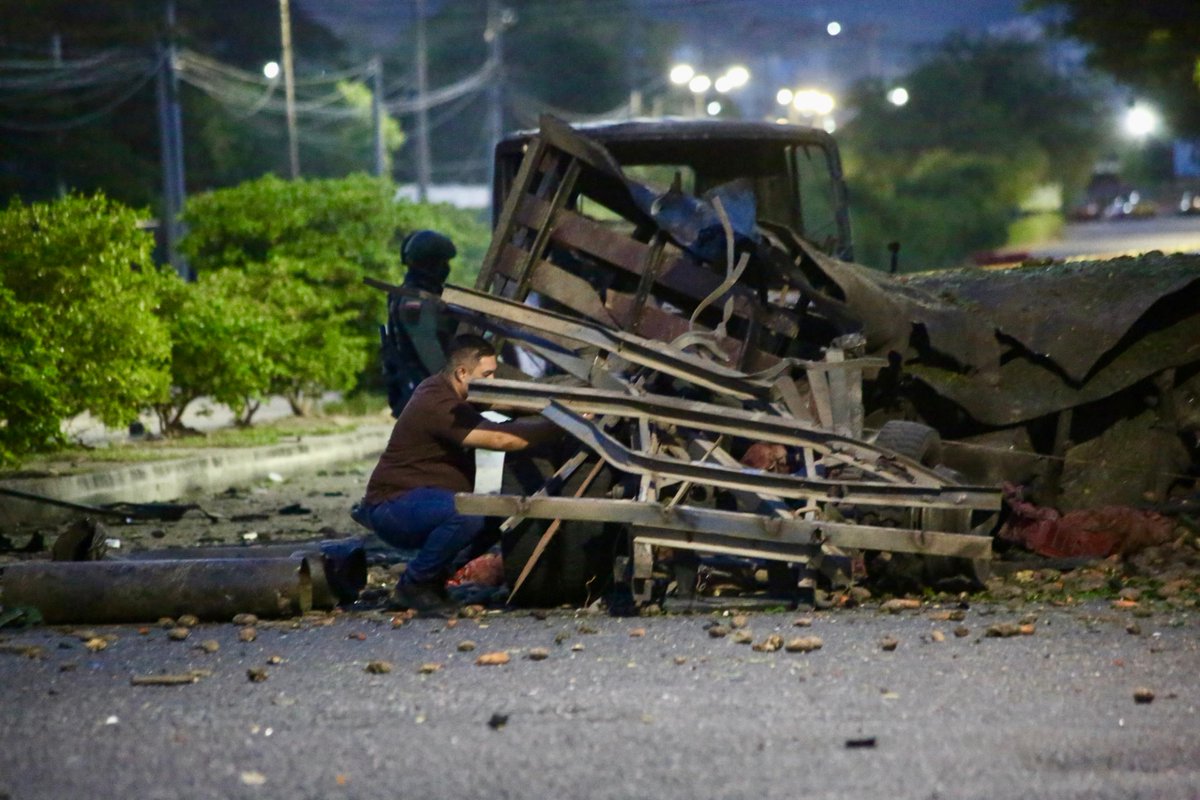 laopinion_col's tweet photo. #Cúcuta | Así quedaron las zonas afectadas tras las explosiones que sacudieron a Cúcuta en la madrugada de este sábado 1 de agosto.

Las detonaciones, registradas en inmediaciones del comando de la Policía de Norte de Santander y en la entrada de Cenabastos, provocaron graves daños en la infraestructura y dejaron varias personas heridas.

📸 La Opinión | @carlosramireze22

Siga informado en https://t.co/XQBqFfoj1z 📲