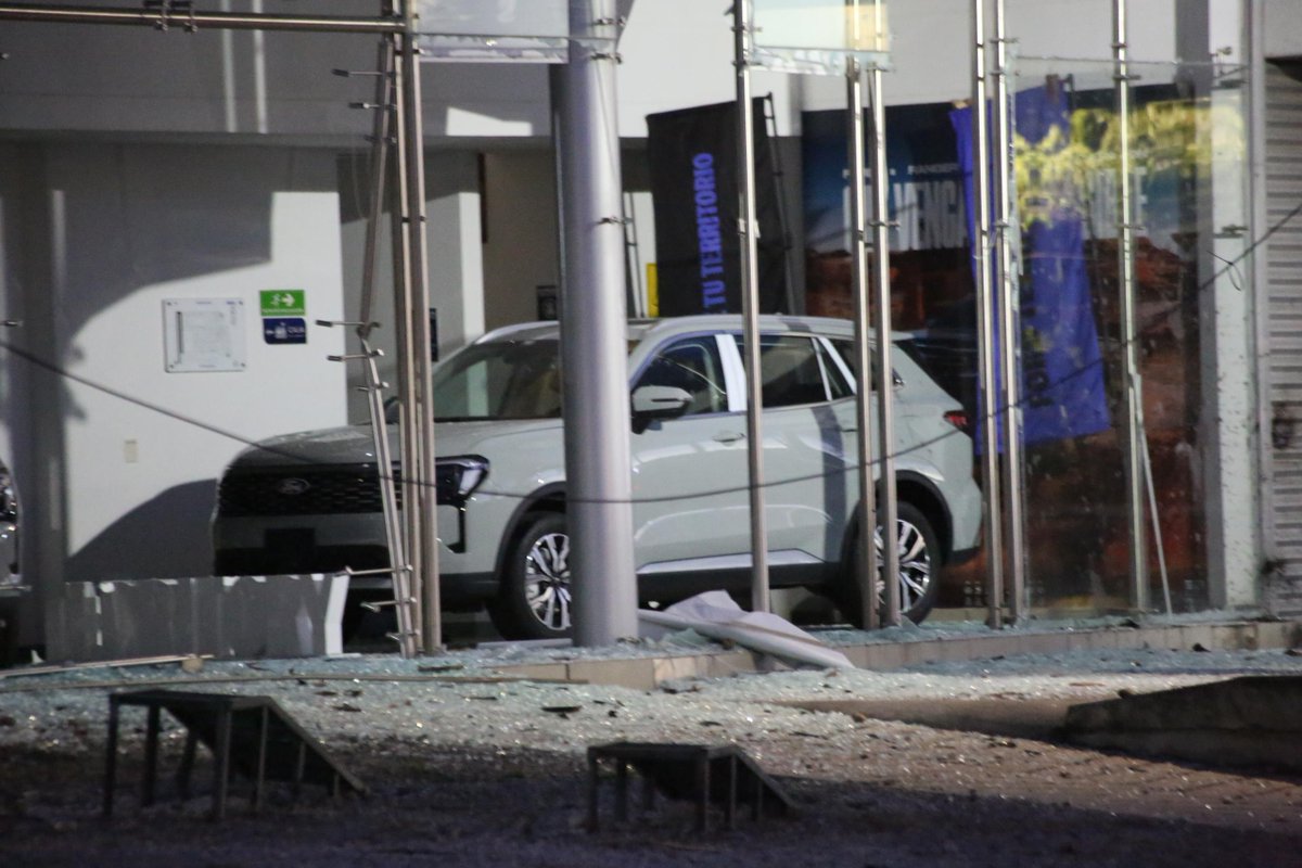laopinion_col's tweet photo. #Cúcuta | Así quedaron las zonas afectadas tras las explosiones que sacudieron a Cúcuta en la madrugada de este sábado 1 de agosto.

Las detonaciones, registradas en inmediaciones del comando de la Policía de Norte de Santander y en la entrada de Cenabastos, provocaron graves daños en la infraestructura y dejaron varias personas heridas.

📸 La Opinión | @carlosramireze22

Siga informado en https://t.co/XQBqFfoj1z 📲
