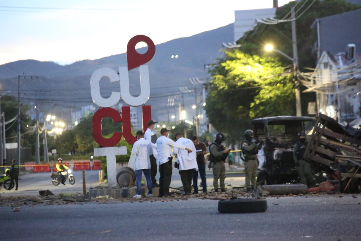 laopinion_col's tweet photo. #Cúcuta | Así quedaron las zonas afectadas tras las explosiones que sacudieron a Cúcuta en la madrugada de este sábado 1 de agosto.

Las detonaciones, registradas en inmediaciones del comando de la Policía de Norte de Santander y en la entrada de Cenabastos, provocaron graves daños en la infraestructura y dejaron varias personas heridas.

📸 La Opinión | @carlosramireze22

Siga informado en https://t.co/XQBqFfoj1z 📲