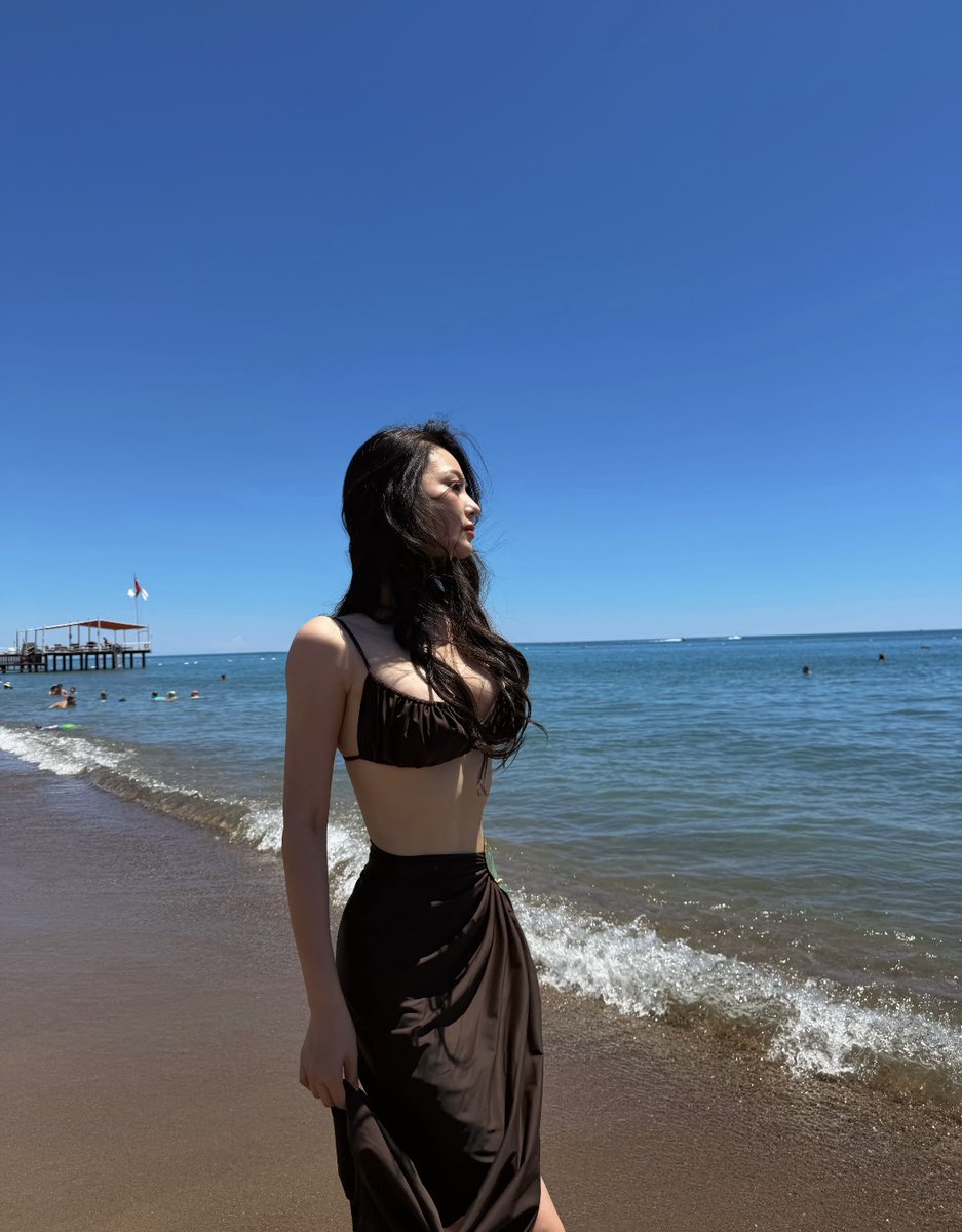 LotteAtun's tweet photo. 张馨予海边穿泳衣秀身材，人间尤物啊 https://t.co/sL9XOGXGcc