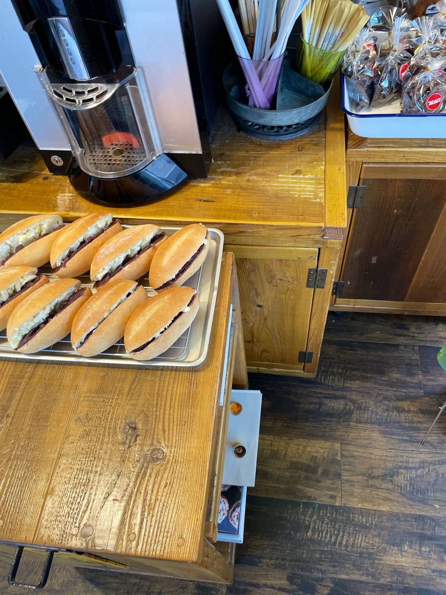 wander_v's tweet photo. つばめパン(東京都町田市)「プーさんのおやつ」¥230
町のパン店＋α。当世風感覚取り入れながら、価格設定ひと昔前のそれで2度見3度見。「プーさんのおやつ」→フレンチトーストと溢れる蜂蜜/「マッチャでーす」¥230-ホワイトチョコ入抹茶のスコーン(近藤◯彦…？)〜 https://t.co/XAFUVRSRU8