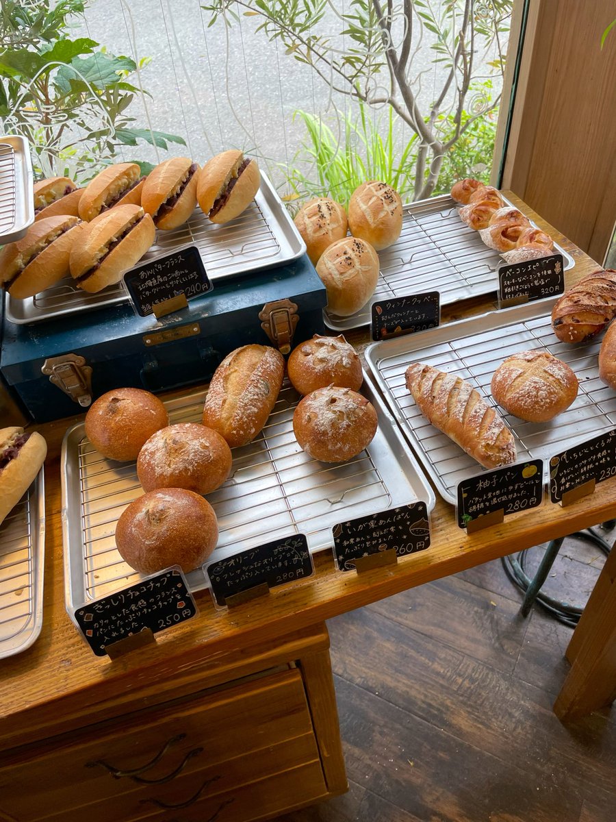 wander_v's tweet photo. つばめパン(東京都町田市)「プーさんのおやつ」¥230
町のパン店＋α。当世風感覚取り入れながら、価格設定ひと昔前のそれで2度見3度見。「プーさんのおやつ」→フレンチトーストと溢れる蜂蜜/「マッチャでーす」¥230-ホワイトチョコ入抹茶のスコーン(近藤◯彦…？)〜 https://t.co/XAFUVRSRU8