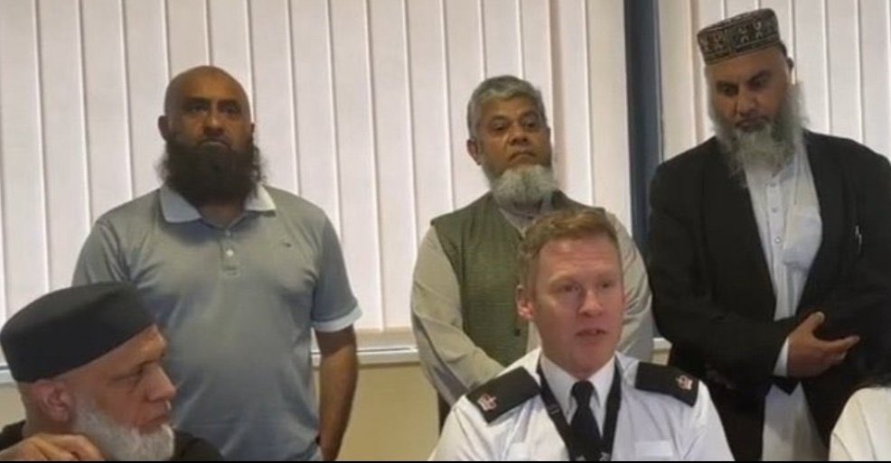 JonesRicha37519's tweet photo. @BROKENBRITAIN0 The Clown Burnham left Manchester with a £1.3billon to find. All Burnham’s schemes were crap. Failed to stop the grooming gangs even invented a program called Hexagon to catch the whistle blowers who were reporting the Grooming Gangs. Manchester Police chief holding meetings https://t.co/q5Yf84hB3H