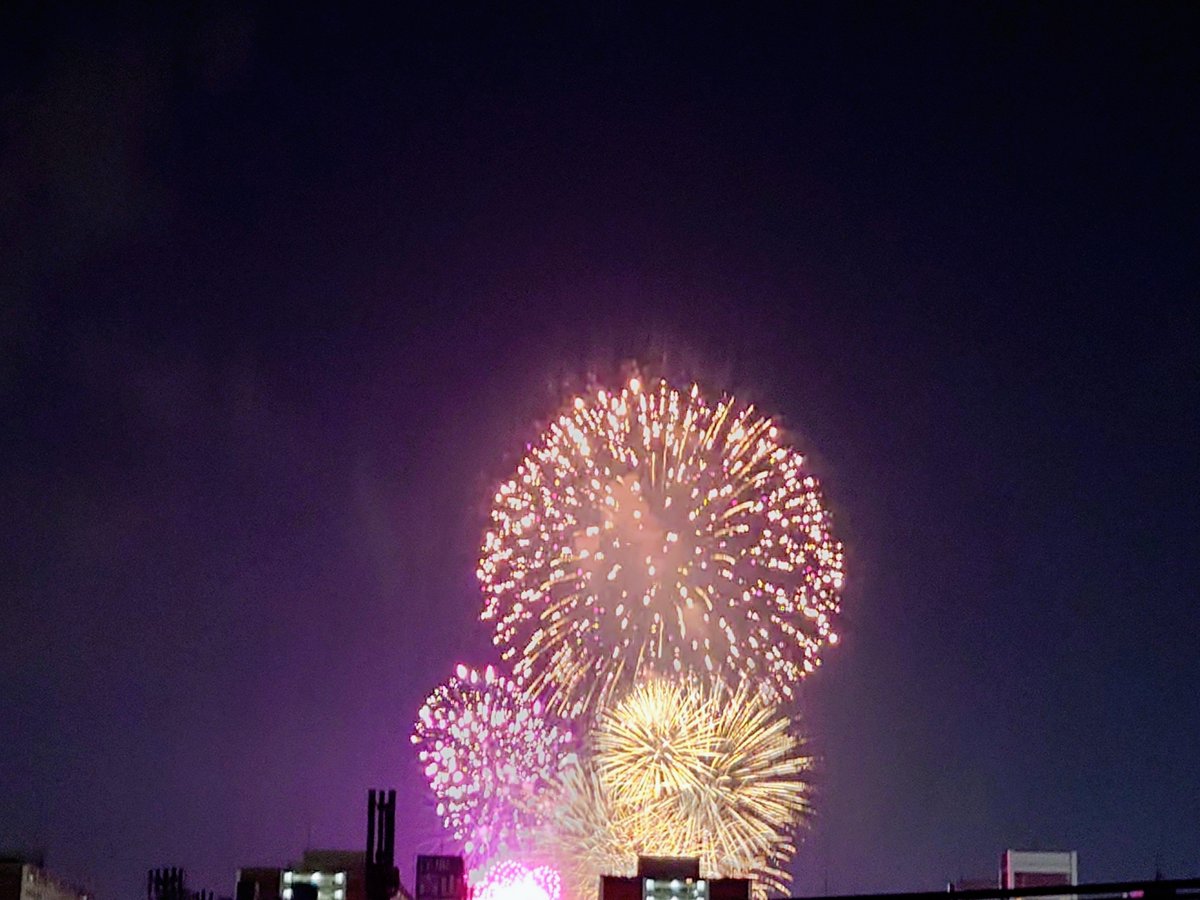 Fujino_SB's tweet photo. 家の屋上から花火 https://t.co/FI3n96Hw8U