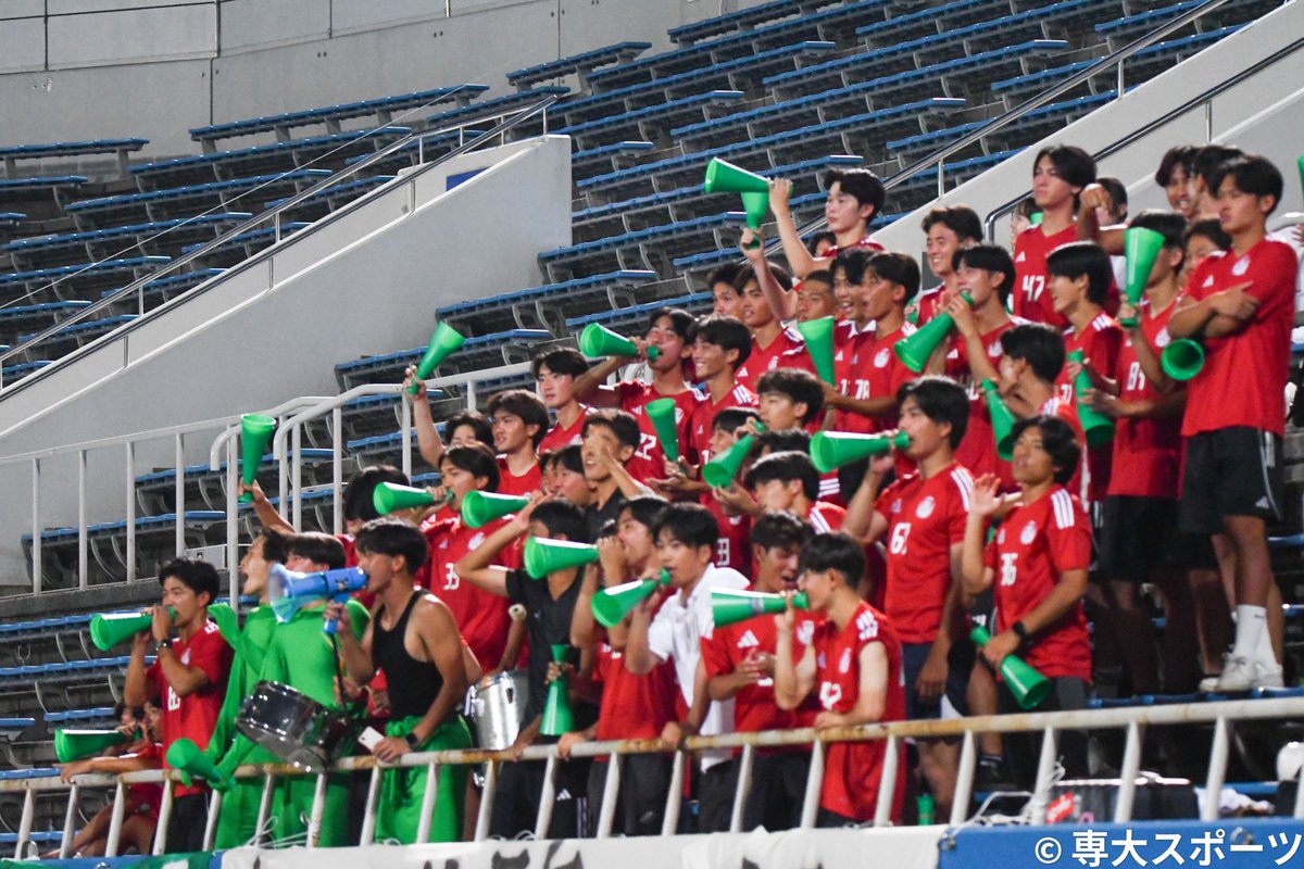 sensuponow's tweet photo. 【サッカー部】
天皇杯 JFA 第106回全日本サッカー選手権大会神奈川県代表決定戦　決勝

雷の影響で現在、試合中断中
#専大 1-0 #SC相模原

ここまでのPICK UP PHOTO📸

#専修大学 #専修大学体育会サッカー部 #総緑 https://t.co/EFYGzcCwCe