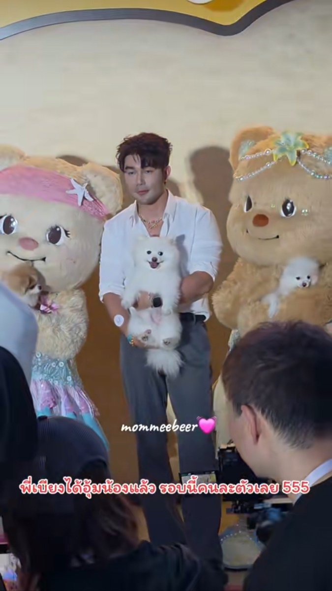 mai__non_'s tweet photo. ความน่ารักของด้อมน้องเนยอะ เอ็นดู คือพ่อหมีคนนี้ รอบที่แล้วเอาน้องหมามาตัวเดียวน้องเนยได้อุ้มคนเดียว รอบนี้เอามา3ตัวอุ้มถ่ายรูปคนละตัวไปเลย น่าร้ากกกก #Butterbear #BiancaBear #ด้อมน้องเนย https://t.co/IinSP3iPpg