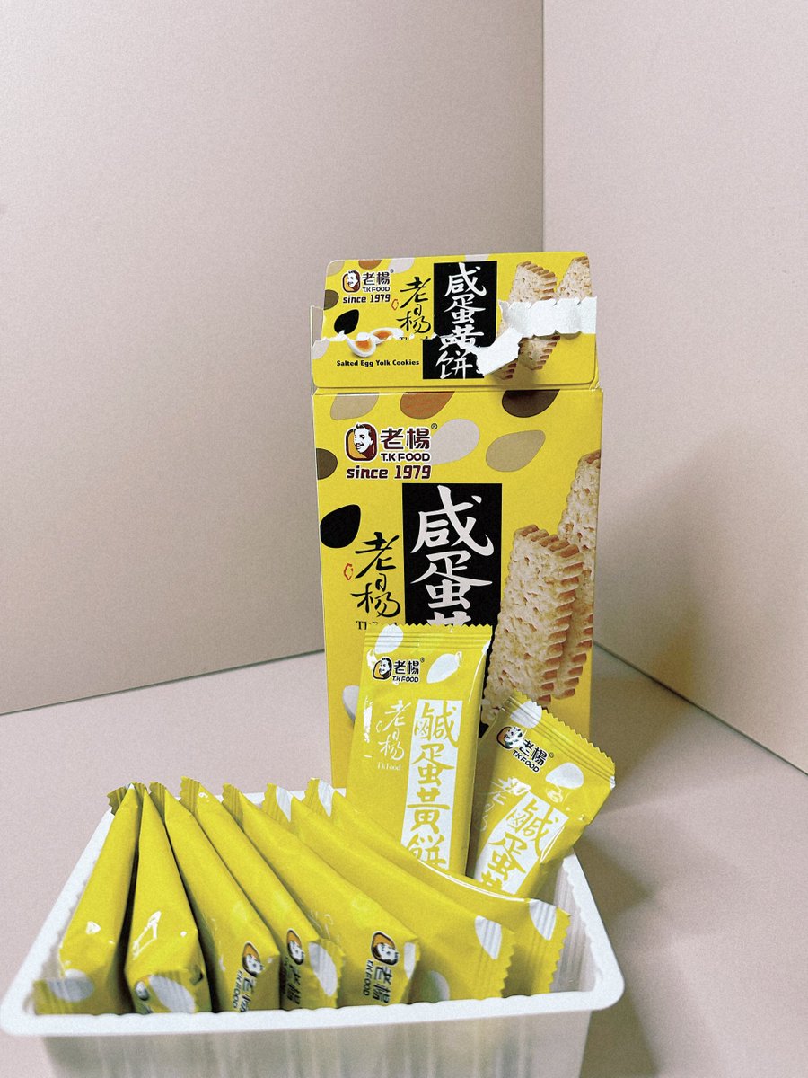YvoneSielox8's tweet photo. Just grabbed the most buttery, crunchy salted egg yolk potato chips from the new snack shelf—def saving half for my bestie , https://t.co/h6I90vjpMe