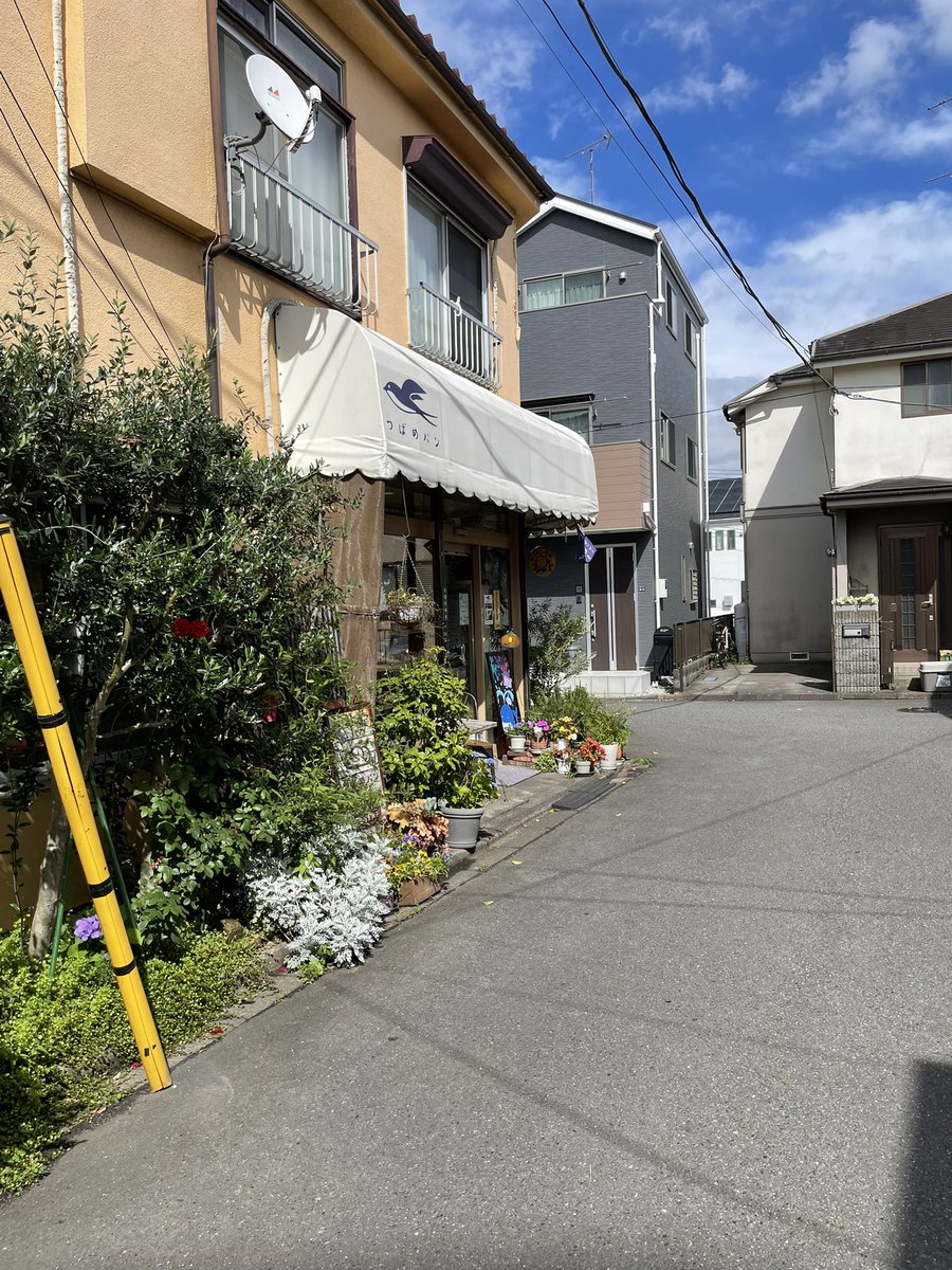 wander_v's tweet photo. つばめパン(東京都町田市)「プーさんのおやつ」¥230
〜/「あんバターフランス」¥290-北海道産こし餡にバタークリーム。瞬間的に店前列が。目当て訪店する程では無が、近隣住ならば頼もし想像に難く無。 https://t.co/8GRf7xpy69