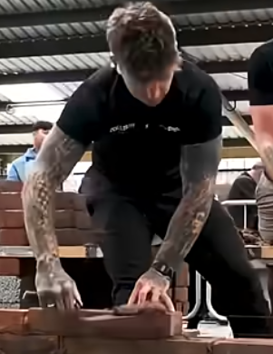 TopFighterPilot's tweet photo. BREAKING:🚨Man breaks brick-laying record previously held by Angel Reese https://t.co/kl8ZsyGLex
