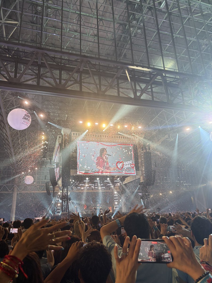 dome8686's tweet photo. すぐそこの花道の先にグロリアスを弾くGLAYのTAKUROさんを見ました。
10代の私が「バンド始めたらこの曲弾きたい」と思った曲でした。目の前にいる作曲者が弾くギターの説得力たるや。
10代の夢が叶ったよ。
※写真は撮影可だった曲のもの https://t.co/lEsgYjSf5W