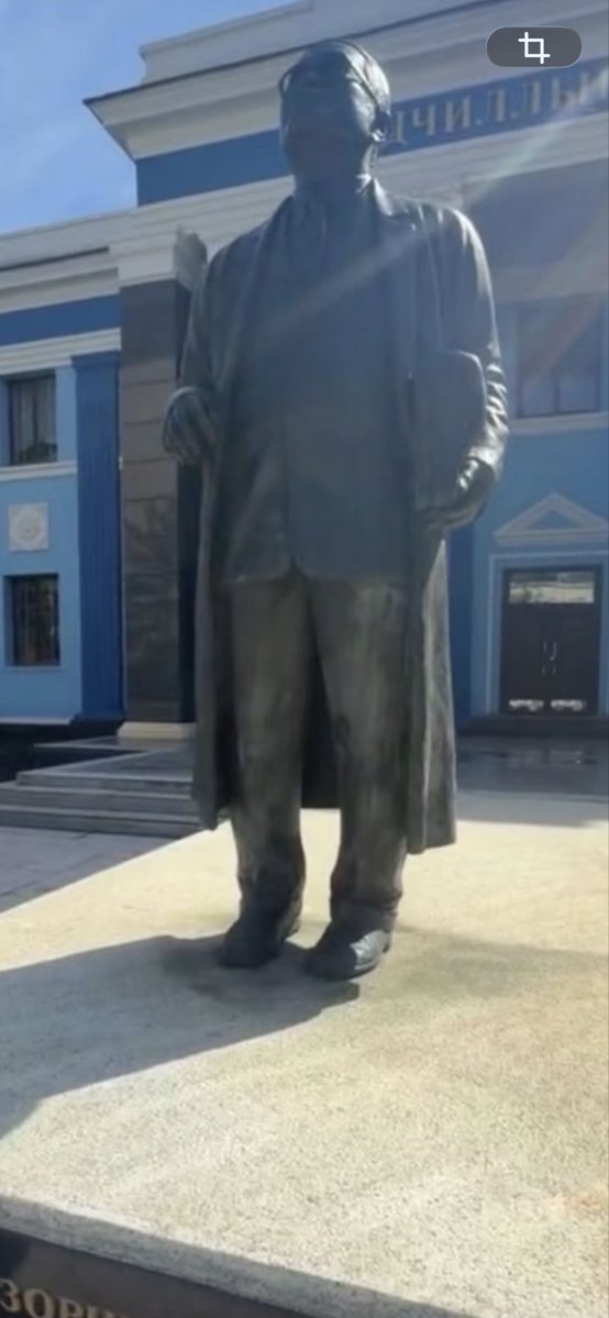 zorigt2002's tweet photo. Хөшөө буцаж байрлал даа ирсэн бас л хоржоонтой юм хийж байгаа байхгүй. Энэ хүнийг яасан их ясыг нь өндөлзүүлж ханадаггүй юм бэ? Хөшөөтэй нь хүртэл ноцолдоод байх юм. https://t.co/LUVt58AH03