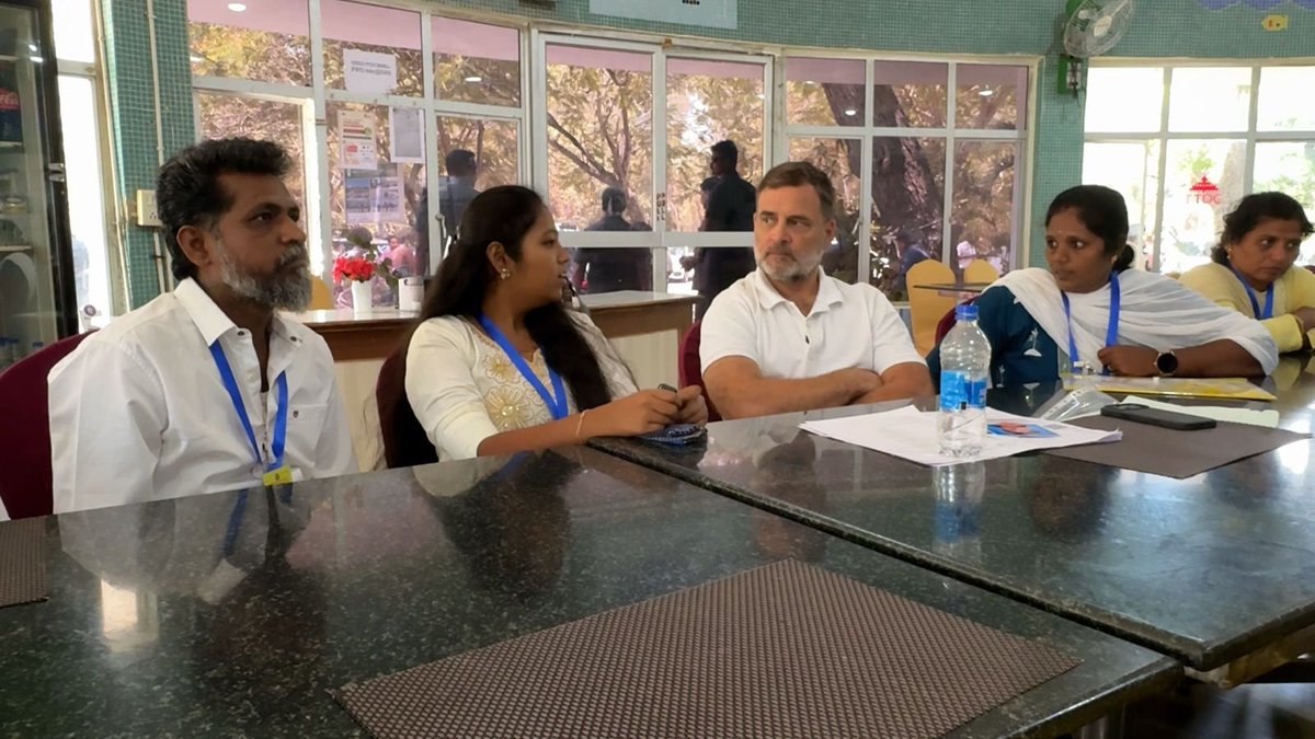 LutyensMediaIN's tweet photo. तमिलनाडु में नेता विपक्ष राहुल गांधी ने NEET पेपर लीक के बाद आत्महत्या करने वाले छात्रों के परिजनों से मुलाकात कर उन्हें सांत्वना दी. https://t.co/t7sw7KP1rG