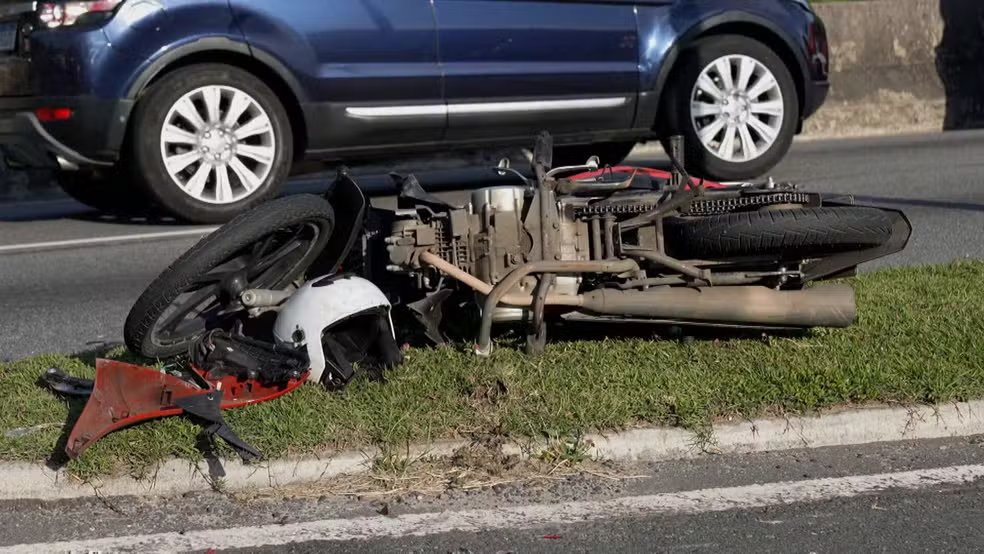 g1rio's tweet photo. 'A gente não enxuga gelo, enxuga sangue': explosão de acidentes de motos faz 144 vítimas por dia no RJ => https://t.co/4LBhbhGcb4 https://t.co/MBzfPFQ4ux