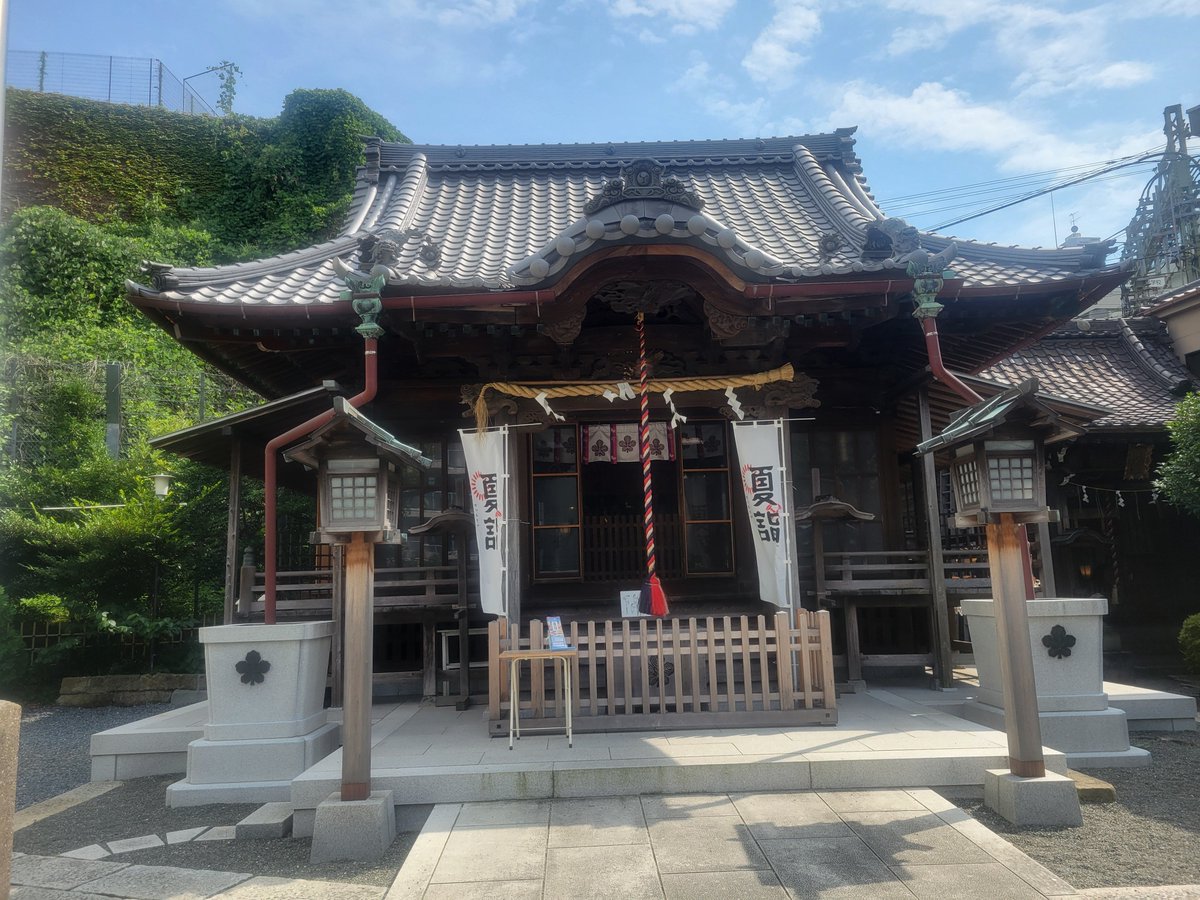 rogihugusu's tweet photo. 諏訪神社@横須賀市若松町

横須賀中央駅近くのこちら、いいね。
超来やすくていいね。
しかし御朱印を受取、家で袋から出して見ると何か違和感が、、、、
あっ！七年！
用紙は今年のやつだから、単純に書き間違えられた🤣
まぁ～これはこれでいいか。
#京急夏詣
#諏訪神社 https://t.co/ZccWLP71Dy