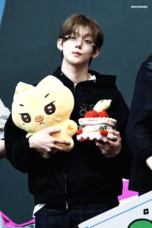 duswxs_'s tweet photo. 아 유입 존나 되겠는데 https://t.co/F376f65xyQ