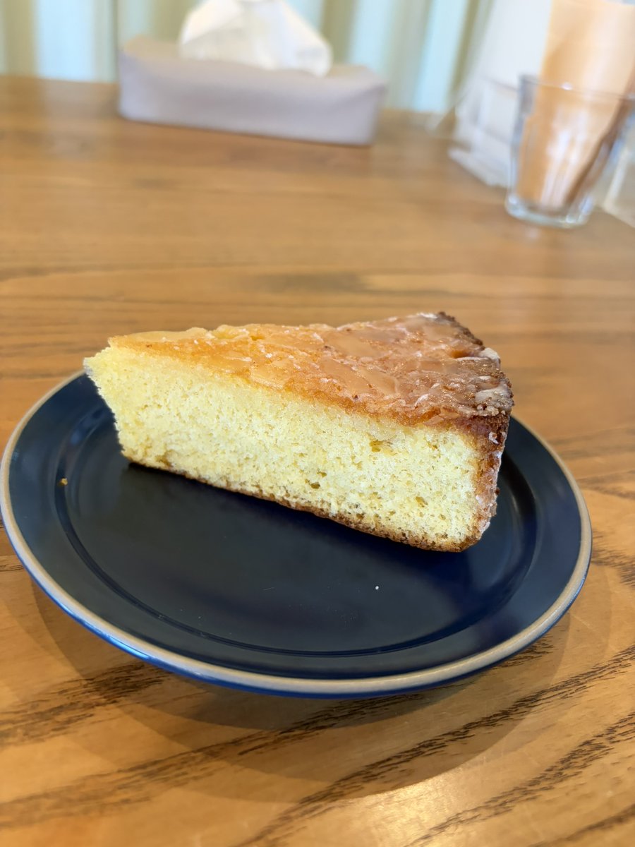 npocrayonbox's tweet photo. ■2026年8月1日（土）デザート
今日から8月
夏真っ盛りで
のんびりしてるカフェ

デザート「パン・ド・ジェーヌ」300円
アーモンドペーストをふんだんに使い
しっとりしたケーキ
アーモンドスライスがアクセント
カフェラテと美味しく頂く

来週、再来週はカフェ休業
https://t.co/Hfw6rv1va3 https://t.co/uAsGD6fjlx