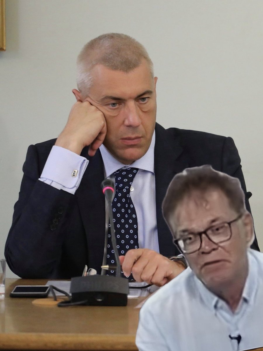 paweljablonski_'s tweet photo. Kolejne postępowanie ws. rzekomego „fałszowania” wyborów prezydenckich – umorzone!

@GiertychRoman @KrzysztofKontek i inni #SilniRazem znowu przegrali. 

Szkoda tylko, że życie 9 kobiet – członkiń komisji, w której najprawdopodobniej doszło do zwykłej pomyłki – przez ostatni rok zostało zamienione w koszmar. 

Wczoraj ten koszmar dobiegł końca.

Ale sposób, w jaki potraktowały je instytucje naszego państwa – oraz rządowe i prorządowe media – był absolutnie niegodny i haniebny.

Dlatego zdecydowałem się opisać Państwu tę sprawę – żeby pomóc przynajmniej częściowo odwrócić skutki krzywdy, jaką im wyrządzono.

Poniżej dłuższa relacja. Polecam przeczytać zwłaszcza jeśli ktoś rozważa udział w pracach komisji wyborczych. Warto wiedzieć, co może Was spotkać. 

---

Na wczorajszego grilla dotarłem z opóźnieniem – z bardzo ważnego powodu. W Sądzie Rejonowym w Wołominie broniłem pro bono kobiet – członkiń jednej z podwarszawskich komisji wyborczych w wyborach prezydenckich w 2025 r.

Komisja złożona z 9 kobiet – każdej z rekomendacji innego komitetu wyborczego (w tym kandydatów koalicji rządowej) – najprawdopodobniej popełniła pomyłkę. Przełożyła 110 kart ze stosu „@trzaskowski_” na stos „@NawrockiKn” – i w ten sposób zaniżyła pierwszy i zawyżyła drugi wynik.

❌ Nie ma żadnej wątpliwości, że pomyłka nie powinna mieć miejsca. 

❌ Ale nie ma też żadnej wątpliwości, że nie była efektem celowego zamiaru sfałszowania wyborów. 

Cała komisja pomyliła się kolektywnie, żadna z pań nie miała zamiaru tych kart przełożyć, żadna pomyłki nawet nie dostrzegła. Co więcej, w drugiej komisji pod tym samym adresem wynik był bardzo podobny – nikomu nie przyszło do głowy, że mogło dojść do pomyłki.

🚨 No ale „Silni razem" poczuli krew.

Pod wpływem opowieści Giertycha i Kontka – i nakręconej przez media histerii że WYBORY SFALSZOWANO!!!1!! – zaczęli domagać się karnego ścigania ludzi, którzy zasiadali w komisjach, gdzie doszło do pomyłek. 

I prokuratura – kontrolowana przez rząd – kontrolowany przez „Silnych razem” – takie ściganie rozpoczęła. 

W tym przypadku postawila wszystkim 9 paniom (przypominam: każdej z rekomendacji innego komitetu!) zarzuty z kodeksu karnego – z zagrożeniem karą do 3 lat bezwzględnego więzienia‼️

Ale to byl dopiero początek – bo prawdziwy atak nastąpił w mediach rządowych i prorządowych. 

Wyobraźcie sobie, że Wasza mama albo babcia – pracująca na co dzień w szkole, ośrodku zdrowia, domu kultury w małej miejscowości – zostaje nagle opisana w ogólnopolskich mediach jako PRZESTĘPCA, która wraz z innymi współsprawczyniami SFAŁSZOWAŁA WYBORY. 

To właśnie spotkało te 9 kobiet ze strony państwa Tuska i Giertycha 🤬

A pani prokurator, która postawila zarzuty, została bardzo doceniona przez przełożonych – i 2 miesiące później awansowała – od razu o 2 szczeble wyżej.

I powiem Państwu, że... tu akurat bardzo dobrze, że tak się stało!

Bo sprawa trafiła do bardzo rozsądnego prokuratora, który wysłuchał argumentów obrony i dostrzegł, że cała sprawa to absurd – i złożył wniosek o warunkowe umorzenie postępowania. 

✅ A wczoraj sąd ten wniosek uwzględnił i sprawa się zakończyła.

Na sali sądowej obecna była liczna delegacja „Silnych razem” i skrajnie stronnicza dziennikarka Polskiego Radia w likwidacji – którzy nie mogli się z tym wyrokiem pogodzić. Czy raczej – oni nadal nie mogą się pogodzić z porażką Rafała @trzaskowski_ – i nadal chcą ścigać 9 kobiet i wsadzić je do więzienia. 

Na szczescie już nic nie będą mogli z tym zrobić.

I bardzo się cieszę, że mogłem się do tego przyczynić.