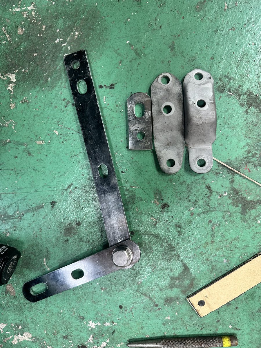 subaru360Kenty's tweet photo. オルタネーター付いた
ハーネスは後で通し場所を変える！

今さら、デスビの刺す時のローターの角度分からなくなってしまった。

外す前に写真撮ったつもりだったが、撮れてなかった😭 https://t.co/20FdQehRZh
