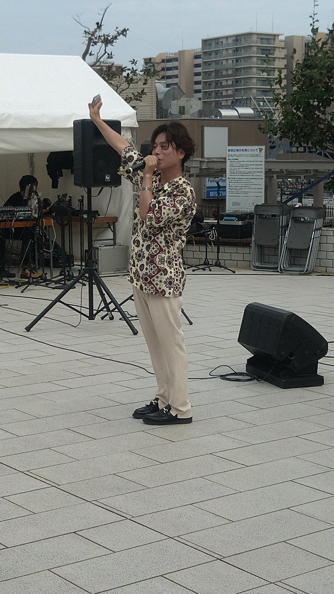 suppy_651's tweet photo. 今日は午後から水戸黄門まつりへ
ちょうどペデストリアンデッキで純くんのステージやっていたのでひさびさの生ステージ😊
そういえば、初めて純くんを見たのも黄門まつりだったな～
物販で購入したこのCD、ずっと欲しくてネットでも買えたけど、直接買いたかった。
#磯山純 
#isojun https://t.co/BAJaLPsGPw