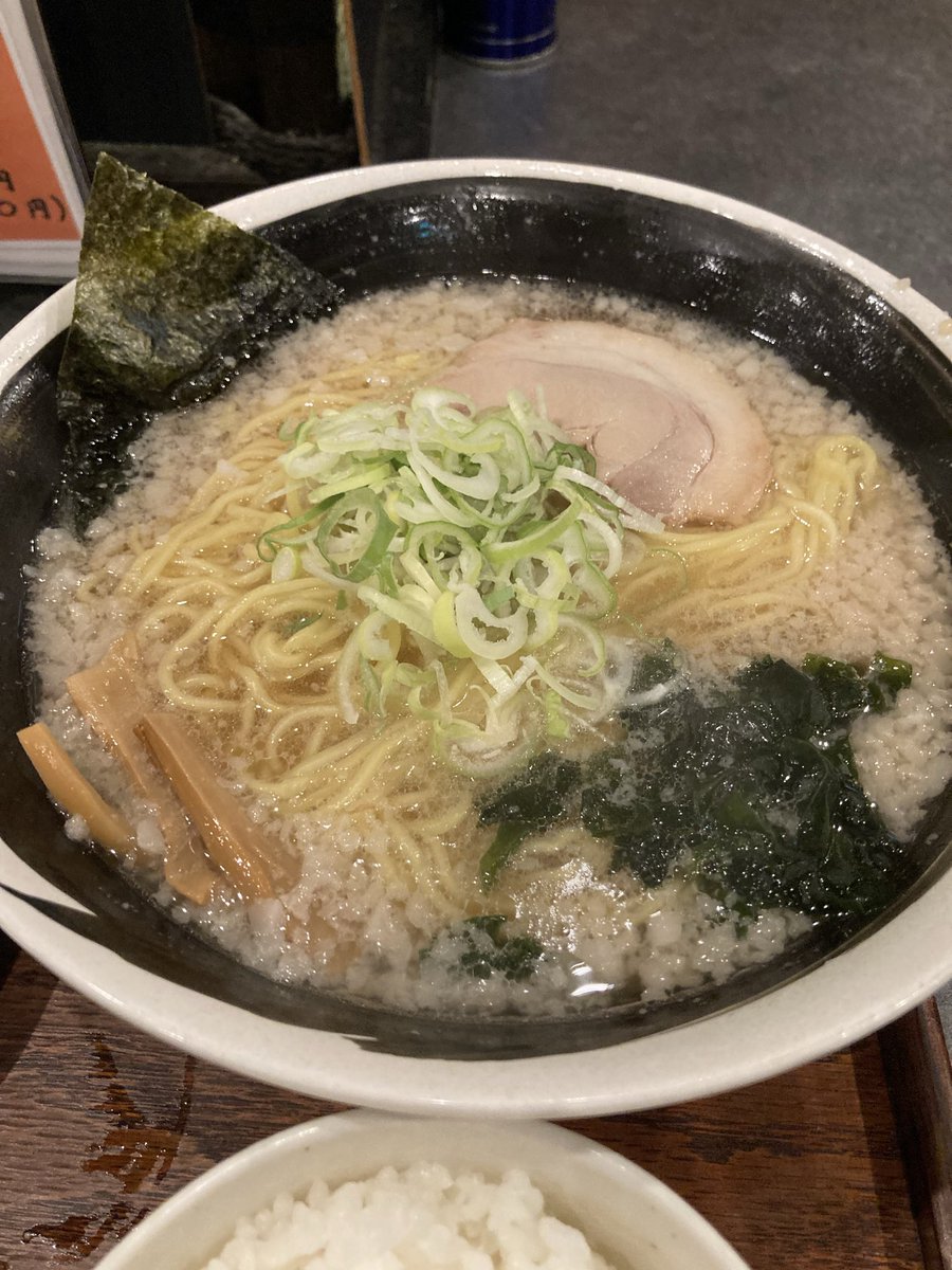 masamuneblue's tweet photo. 帰り道すがらにあるガキ大将ラーメンで
ガキ大将ラーメン大盛と餃子のセット
疲弊した体にニンニクと背脂が染みる
美味しかったですo(ж＞▽＜)ｙ ☆ https://t.co/sRapwd4l10