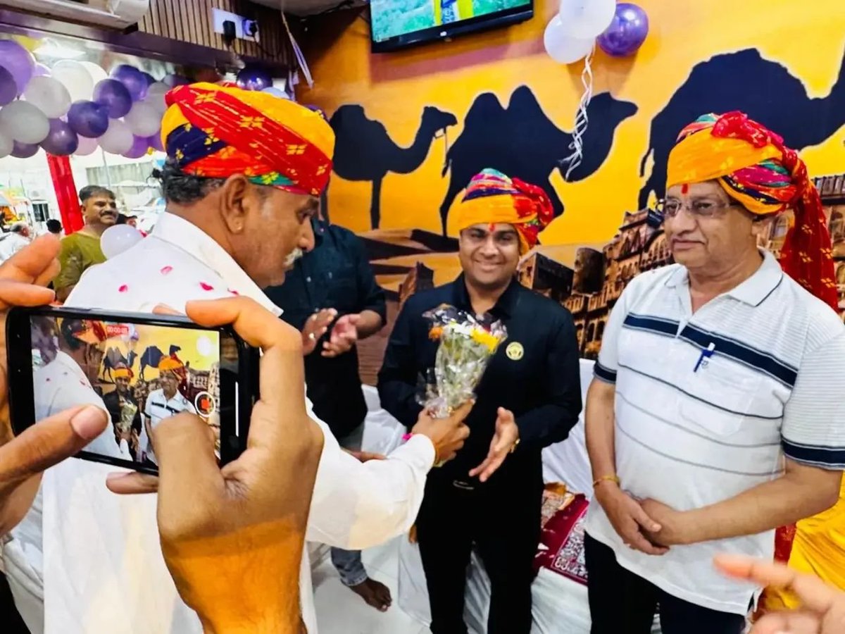 mlakanupatel's tweet photo. આજે સાણંદ વિધાનસભા વિસ્તારમાં Jodhpur Sweets ના શુભ ઉદ્ઘાટન પ્રસંગે ઉપસ્થિત રહી શુભેચ્છાઓ પાઠવવાનો અવસર મળ્યો.

આ પ્રસંગે જિલ્લા ભાજપ અધ્યક્ષ શ્રી શૈલેષભાઈ દાવડાજીની ઉપસ્થિતિએ કાર્યક્રમને ગૌરવવંતો બનાવ્યો. નવા ઉદ્યોગો અને વ્યવસાયિક સાહસો સ્થાનિક અર્થતંત્રને મજબૂત બનાવવાની સાથે https://t.co/iZG1TaGnD0