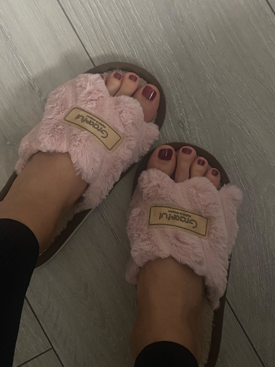 GoddessSabin's tweet photo. Wylizałbyś spody ? Blik Goddess bogini uległy Findom femdom feet foot https://t.co/q9zi9ygOPE