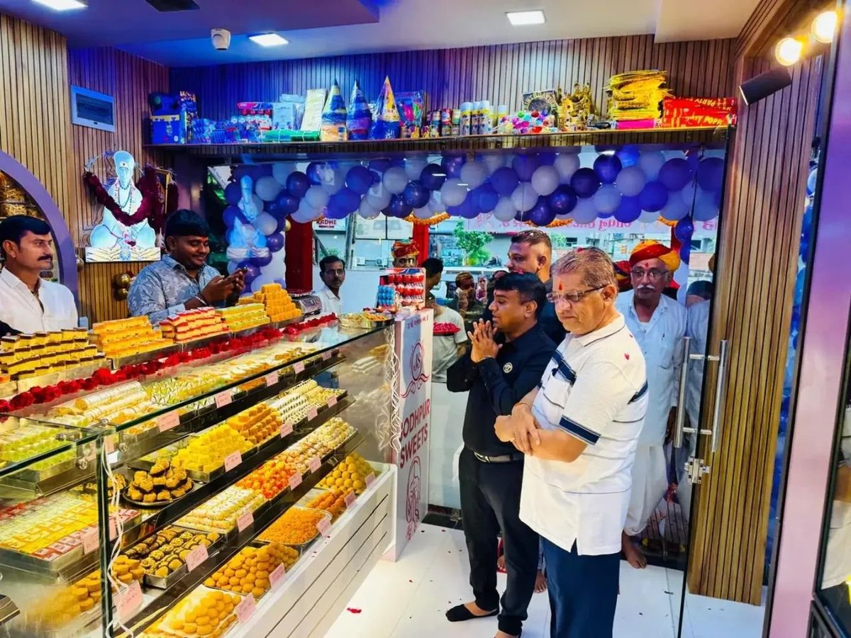 mlakanupatel's tweet photo. આજે સાણંદ વિધાનસભા વિસ્તારમાં Jodhpur Sweets ના શુભ ઉદ્ઘાટન પ્રસંગે ઉપસ્થિત રહી શુભેચ્છાઓ પાઠવવાનો અવસર મળ્યો.

આ પ્રસંગે જિલ્લા ભાજપ અધ્યક્ષ શ્રી શૈલેષભાઈ દાવડાજીની ઉપસ્થિતિએ કાર્યક્રમને ગૌરવવંતો બનાવ્યો. નવા ઉદ્યોગો અને વ્યવસાયિક સાહસો સ્થાનિક અર્થતંત્રને મજબૂત બનાવવાની સાથે https://t.co/iZG1TaGnD0
