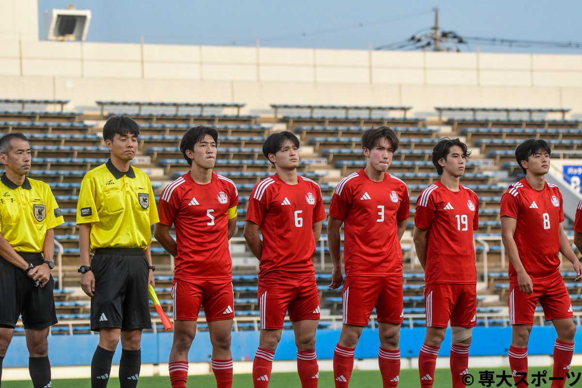 sensuponow's tweet photo. 【サッカー部】
天皇杯 JFA 第106回全日本サッカー選手権大会神奈川県代表決定戦　決勝

雷の影響で現在、試合中断中
#専大 1-0 #SC相模原

ここまでのPICK UP PHOTO📸

#専修大学 #専修大学体育会サッカー部 #総緑 https://t.co/EFYGzcCwCe