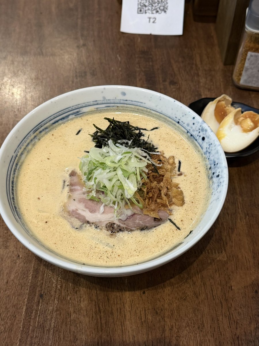 icnnara's tweet photo. มาลอง gojiro ramen ตามคนในทวิต เพราะมาเปิดแถวคอนโด (สะพานควาย) อร่อยเลย นัวมาก สั่ง tan tan ramen มาลองเห็นเป็นเมนูฮิต ได้หมูคาคุนิ 2 ชิ้นใหญ่ หอมใหญ่ สาหร่าย เราสั่งความนุ่มเส้นแบบธรรมดา (แต่แอบแข็งกว่าที่คิดนิดนึง) เมนูนี้ไม่มีไข่ เลยสั่งไข่มาเพิ่ม

รวมๆ 200 กว่าบาท รับไทยพลัส https://t.co/5qptMhP44z
