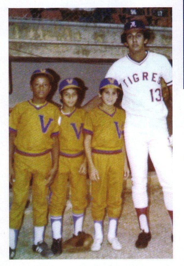 JulioGabrielRB's tweet photo. Estadio Universitario. Octubre de 1977, @Vizquelomar13 y David Concepción. El Salón de la Fama tiene su encanto, pero me pregunto, ¿les hace falta para reconocer su grandeza en el terreno?
#Leones #tigres #mlb #venezuela #lvbp #caracas #aragua https://t.co/fp9HZa4Z6y