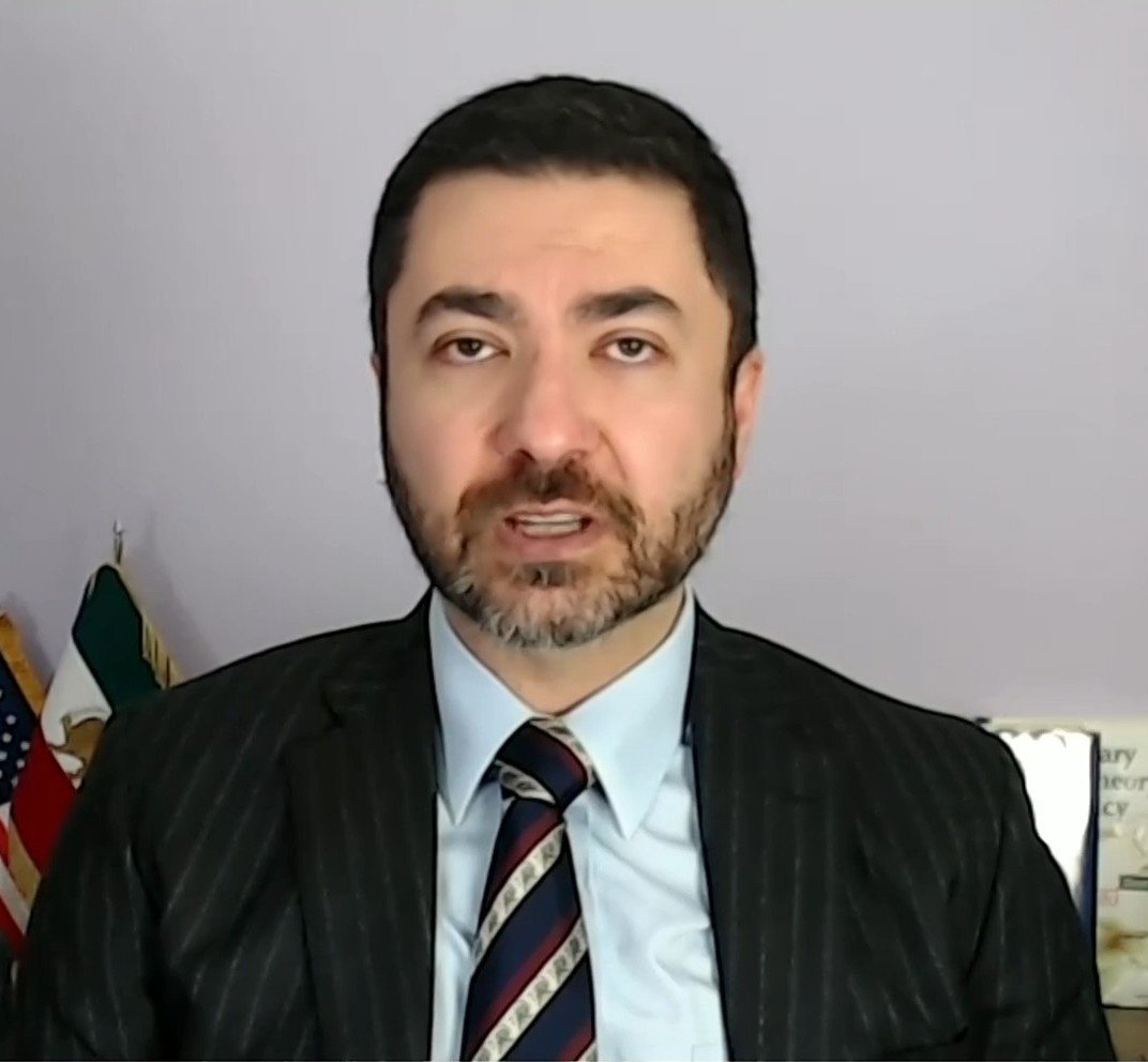 BehzadM0's tweet photo. توماس ها��ز در شاهکار خود لویاتان، وضعیت بدون حاکمیت مقتدر را جنگ همه علیه همه (آنارشی) می‌نامد؛ جایی که زندگی انسان‌ها کوتاه، خشن و پر از وحشتِ ناامنی است. هابز معتقد بود تنها راه فرار از این جهنم، یک قدرت مرکزی استوار است که انحصار مشروع خشونت و حاکمیت قلمرو را در دست داشته باشد.
فکت‌های تاریخی ایران این دکترین را با خون ثابت کرده‌اند. در اواخر قاجار، فانتزی‌های هپروتی روشنفکران فرنگ‌رفته و مدعیان لیبرالیسم غربی بدون پشتوانه حقوقی و نظامی، کشور را به ملوک‌الطوایفی، غارت جاده‌ها و قحطی بزرگ کشاند. این اراده قاطع و ناسیونالیسم اقتدارگرای #رضاشاه بزرگ بود که آنارشی شیخ خزعل‌ها و میرزا کوچک‌خان‌های تحت فرمان بیگانه را در هم کوبید و از دل خاکستر، دولت-ملت مدرن ایران و امنیت سراسری را بازآفرید.
سقوط یک ساختار اشغالگر بدون وجود یک مرکز ثقل مقتدر و قانونی، آغاز جشن تجزیه‌طلبان و فرو رفتن در منجلاب جنگ داخلی است. ا��روز نیز، مشاوران و نخبگان رانتی که با شبیه‌سازی ابتذال چپ غربی، نهاد تاریخی پادشاهی را تا حد یک کارزار مدنی رنگین‌کمانی و بی‌خاصیت همه‌پسند پایین می‌آورند، ایران فردا را به سمت همان آنارشی هابزی اواخر دوران طلایی! قاجار هدایت می‌کنند. ایران پس از جمهوری اسلامی، به اقتدار نهادی و حقوقی پولادین برای حفظ قلمرو نیاز دارد، نه سانتیمانتالیسم رنگین‌کمانی لیبرال‌پسند غربی.
پ.ن: تصویر سمت چپ متعلق هست به میرزا ملکم‌خان (ناظم‌الدوله)!
@PahlaviReza 
@TinaGhazimorad 
@AliHamid27