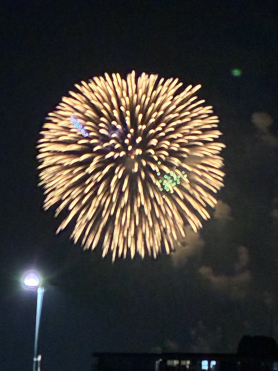 tomomi_rockshow's tweet photo. スーパーの屋上（三階）から花火を見たのは初めてです。
花火近くはないけどゆったりしてて良き☺️ https://t.co/TBzasHVt0x