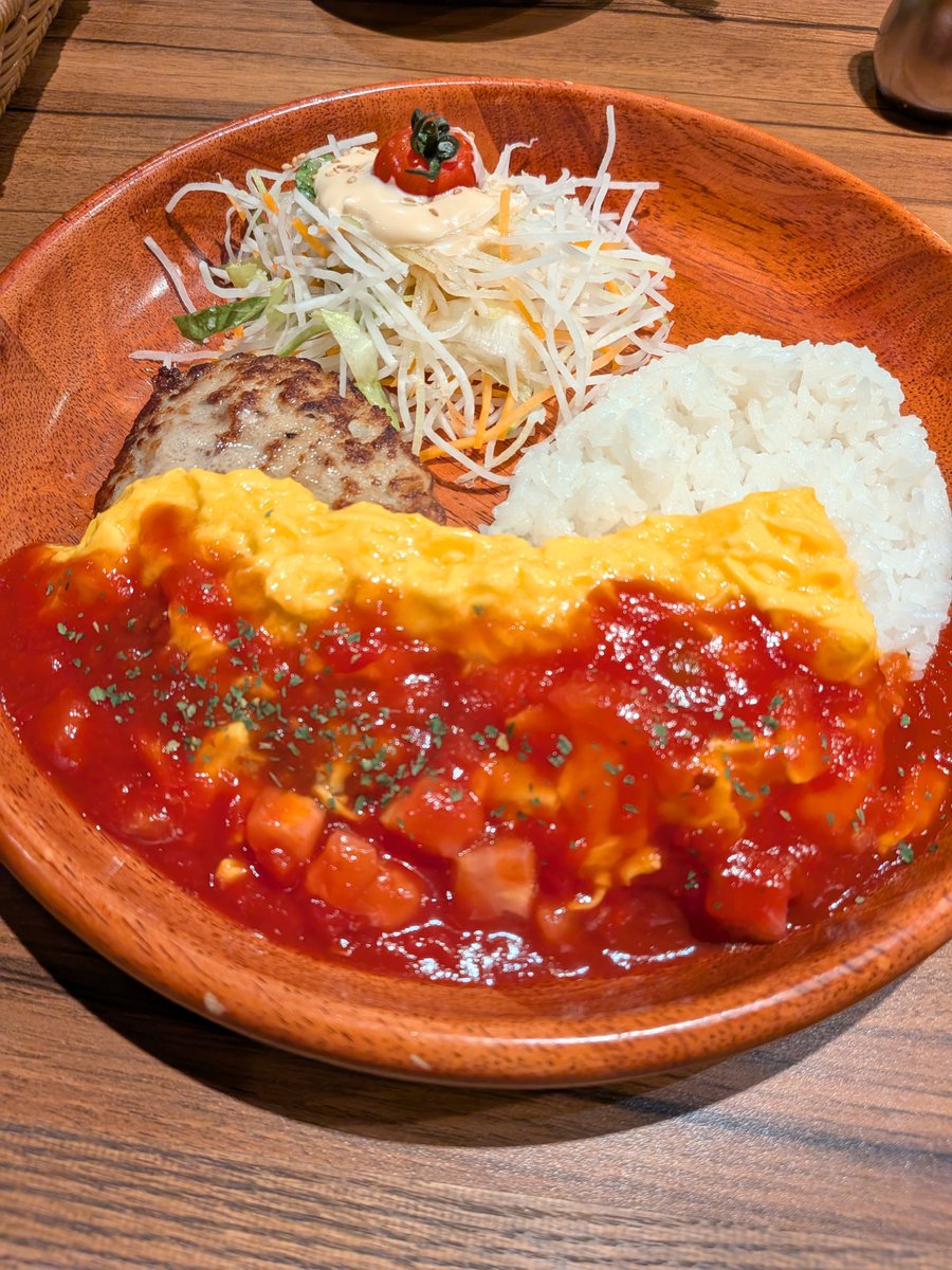 bluewell1013's tweet photo. びっくりドンキー。角切りトマトのオムバーグディッシュ、イカの箱舟、飲みごろキウイのソフトフロート。飲みごろ、意味深だな https://t.co/fe5q7mHMBn